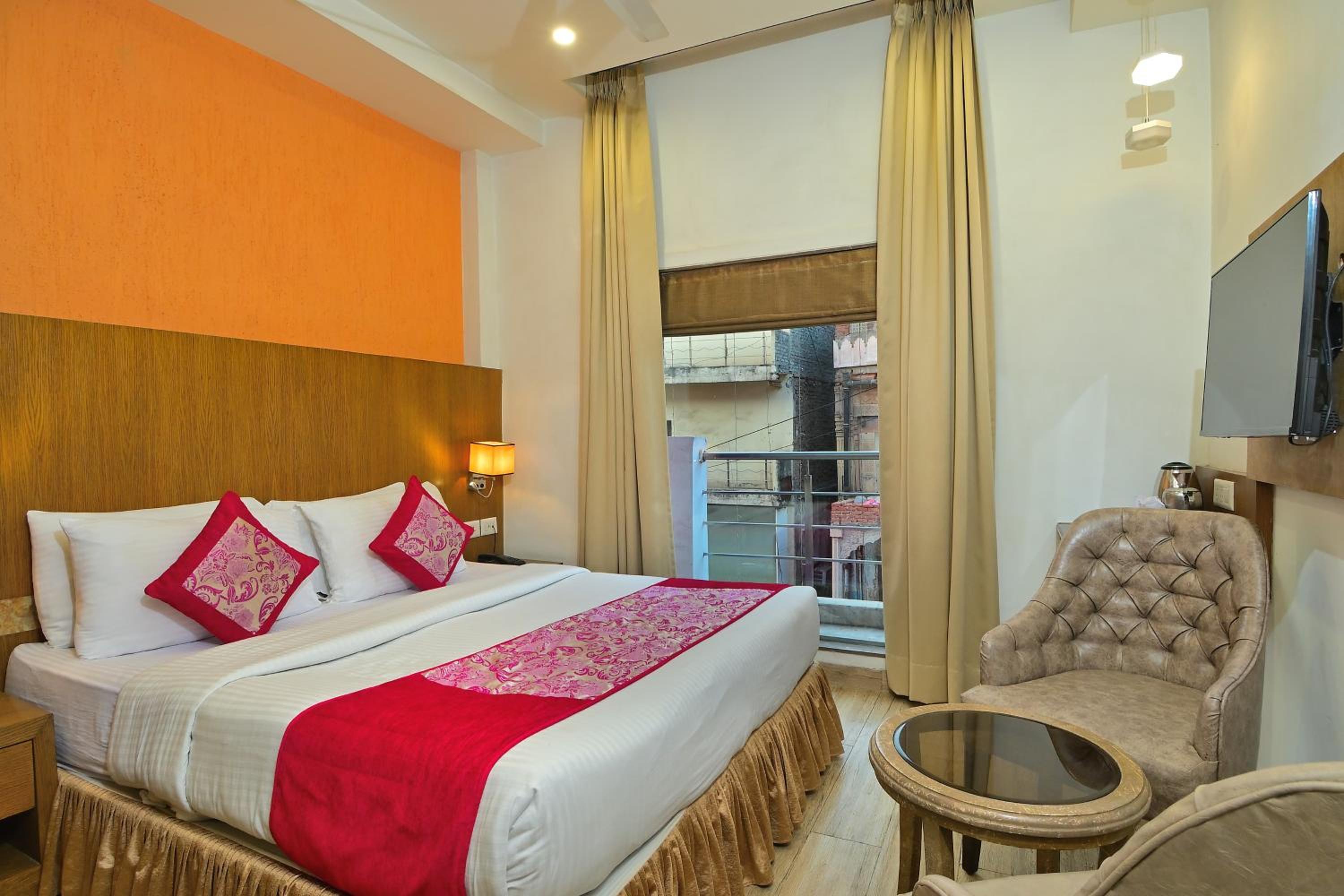 Gold Compact Room