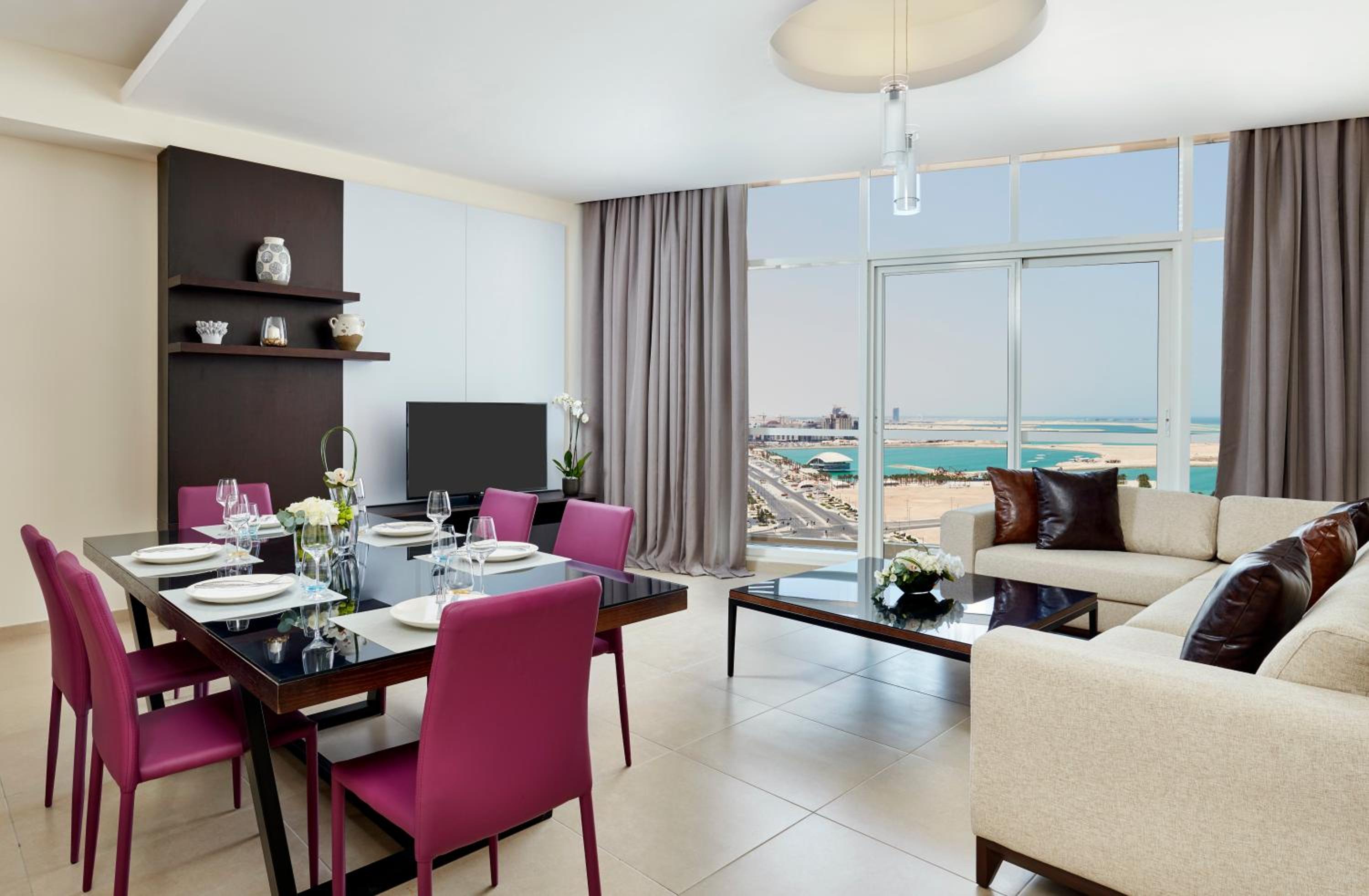 One-Bedroom King Suite with Sea View - Low Floor