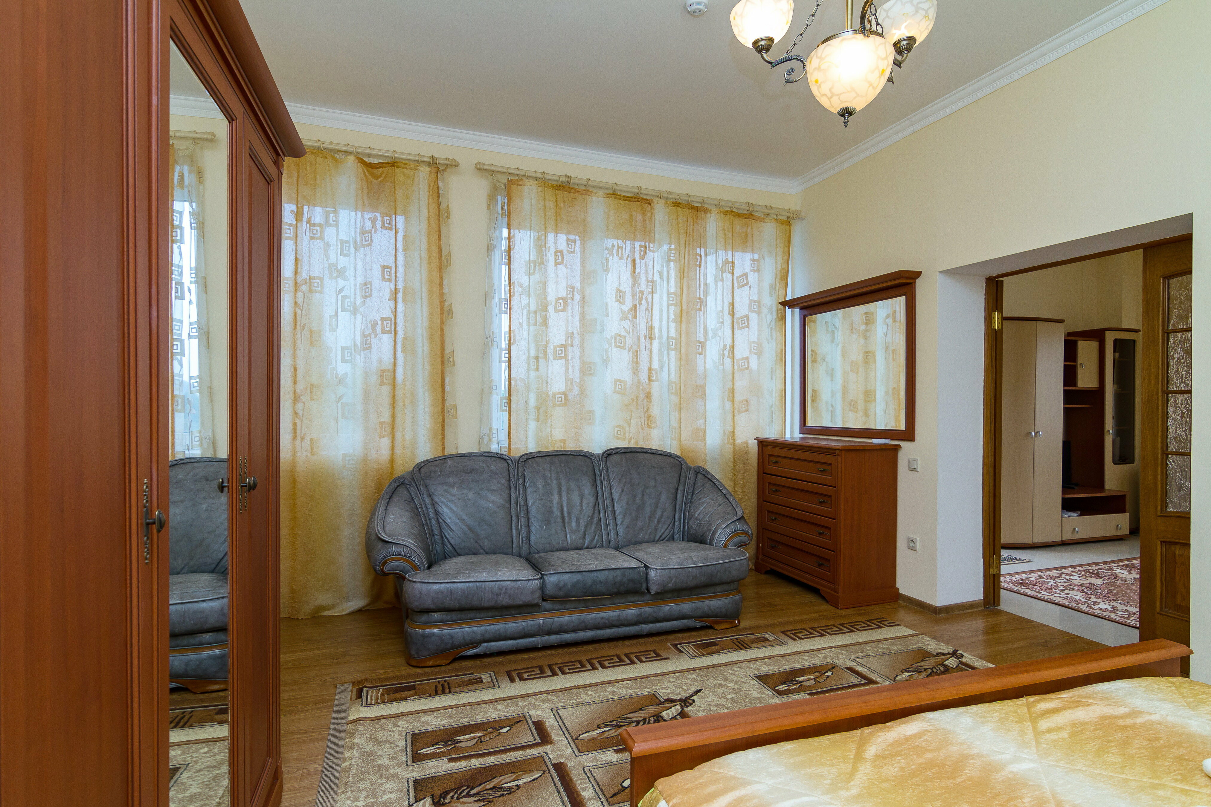 двухкомнатный номер с 1 большой кроватью и 1  односпальной кроватью