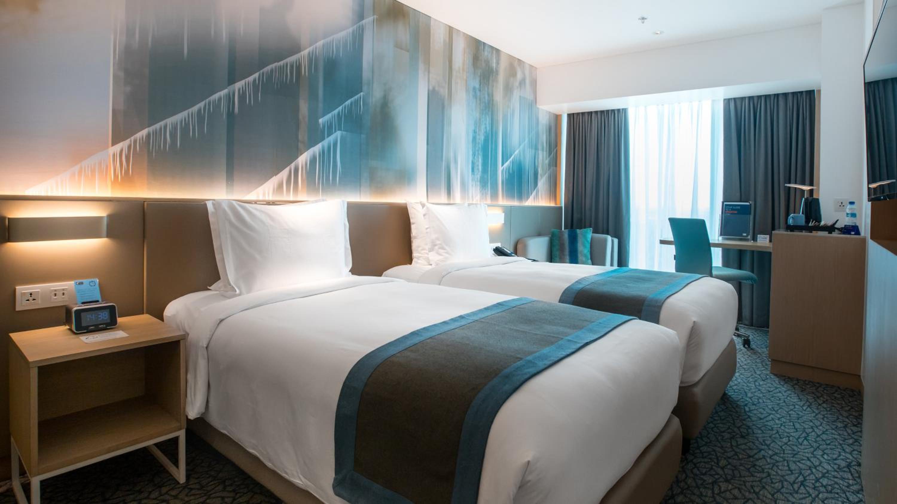Standard Twin Room with Airport view