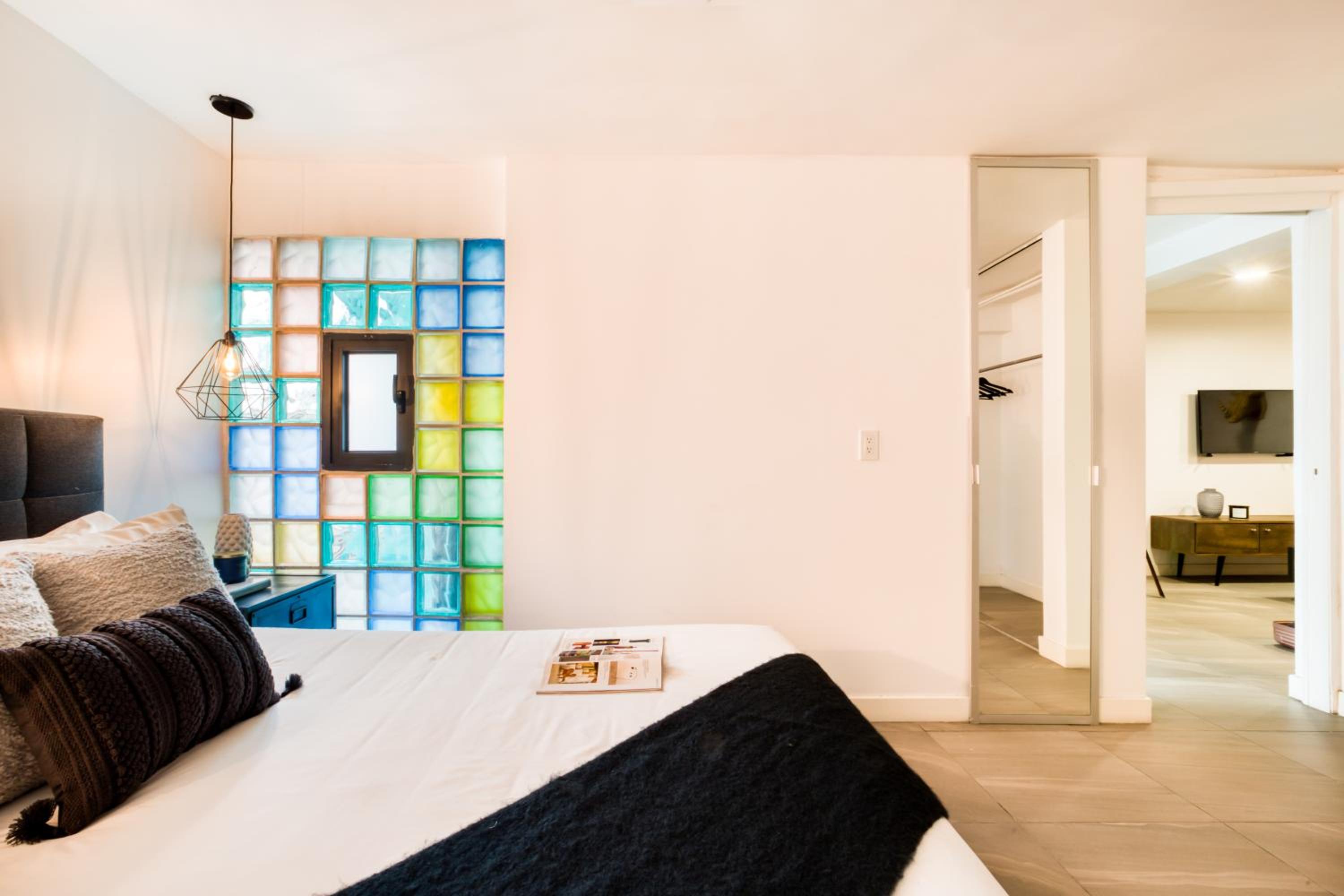 1 Queen Bed, 1 Bedroom Apartment