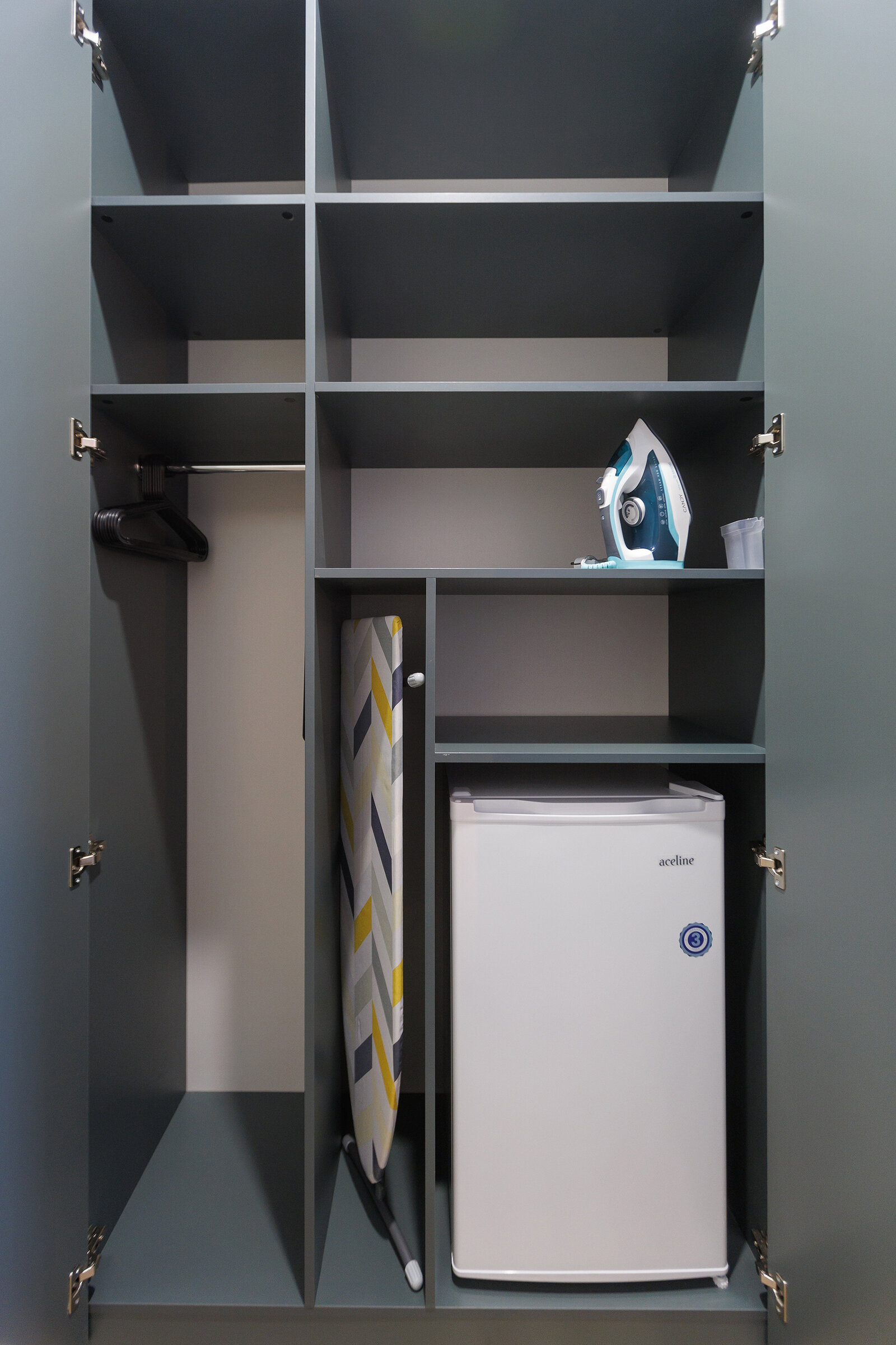 Апартаменты с видом на реку (тёмный интерьер)