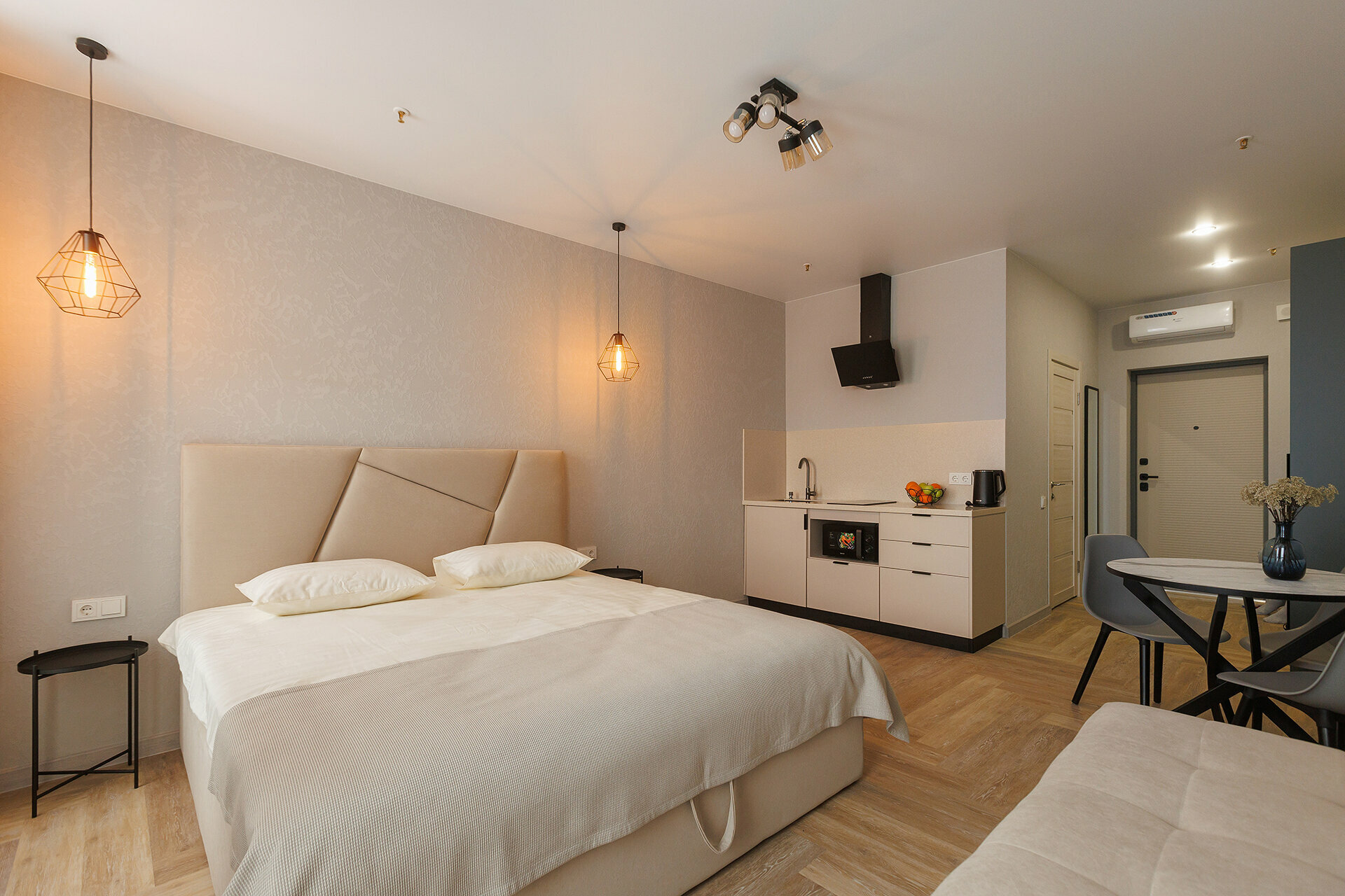 Апартаменты с видом на реку (тёмный интерьер)