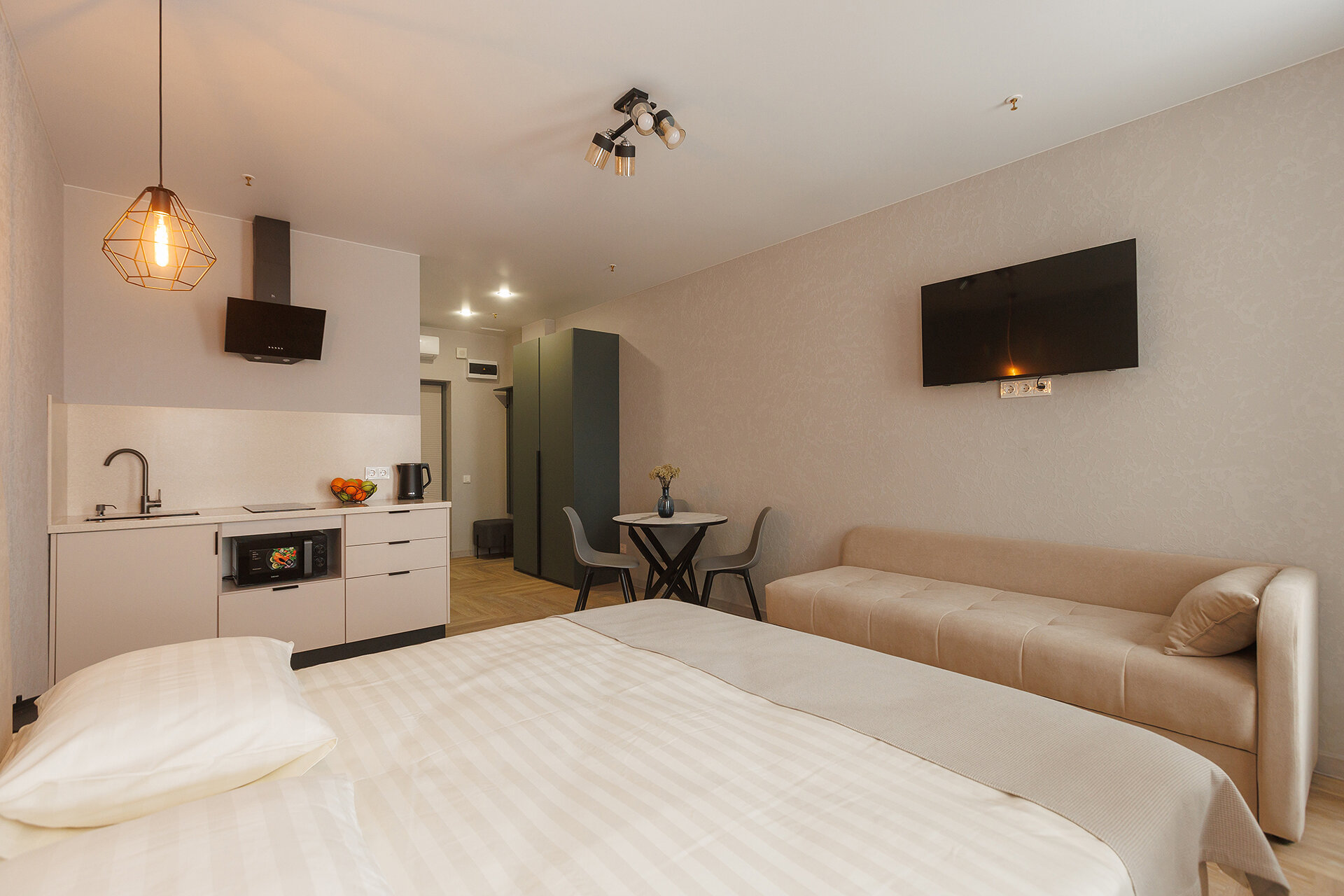 Апартаменты с видом на реку (тёмный интерьер)