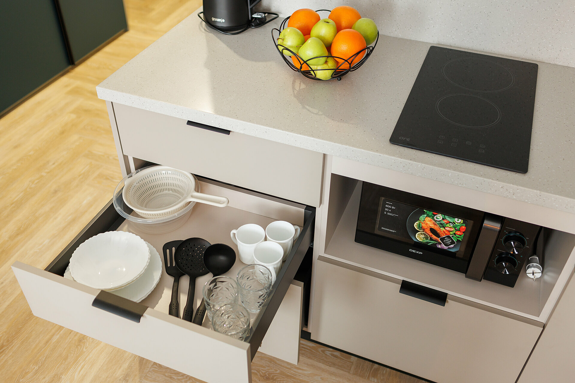 Апартаменты с видом на реку (тёмный интерьер)