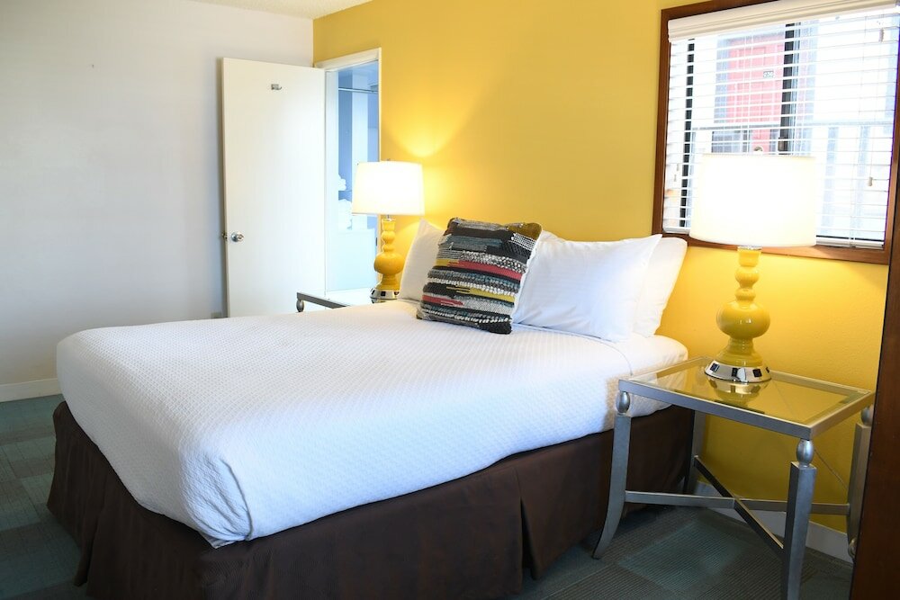 Standard Ocean View Queen Studio (Stair Access Only)