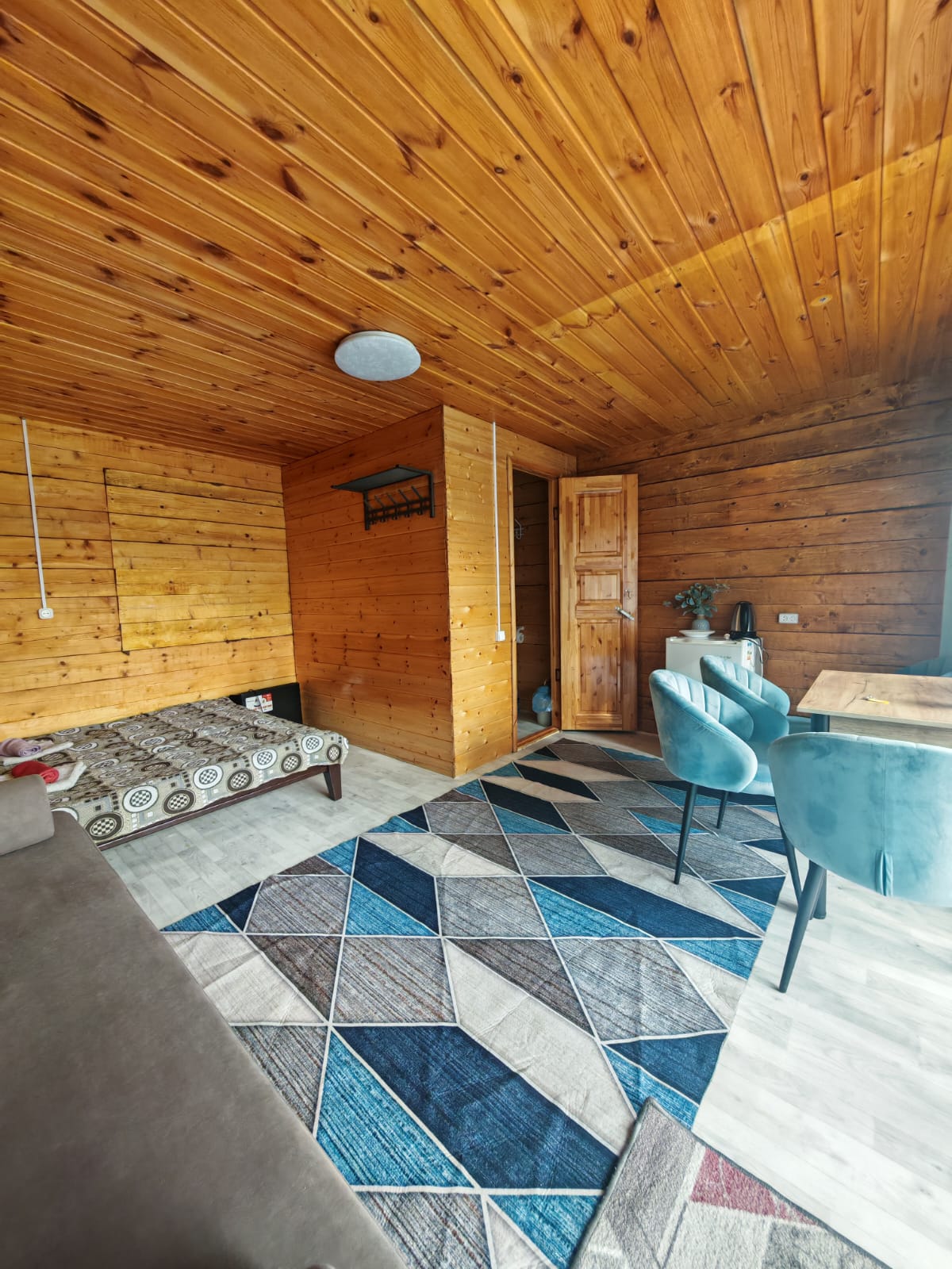 Трехместный номер с собственной ванной комнатой