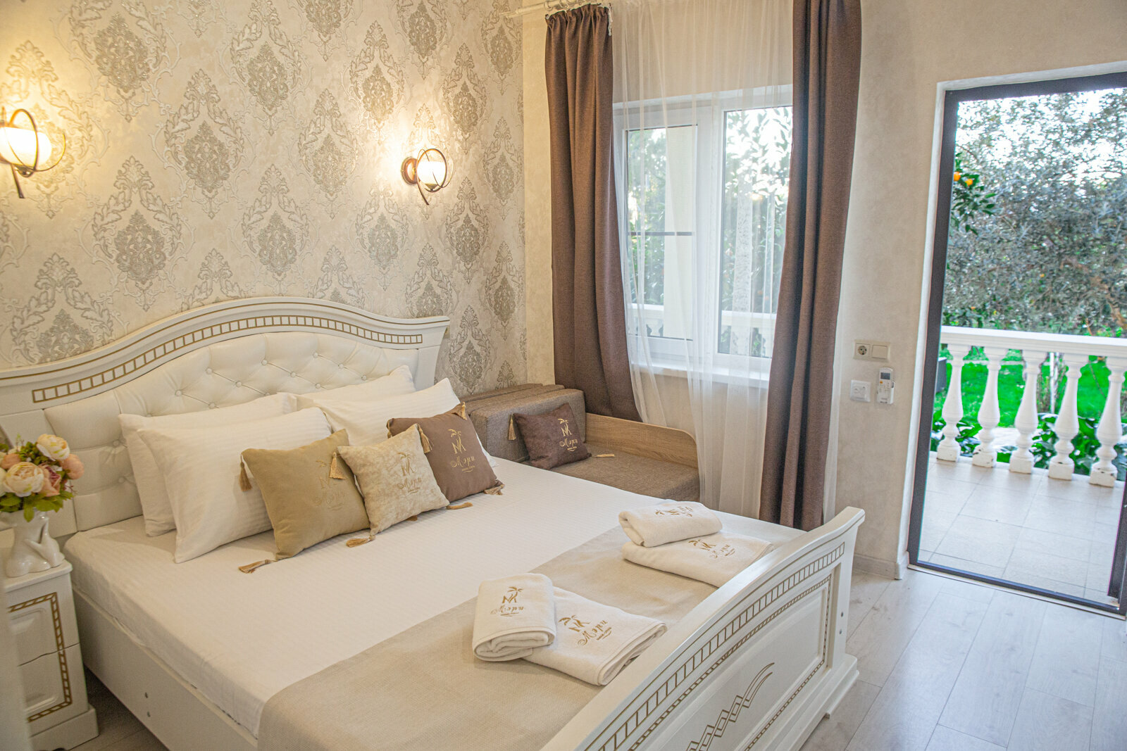 Семейный номер с видом на сад