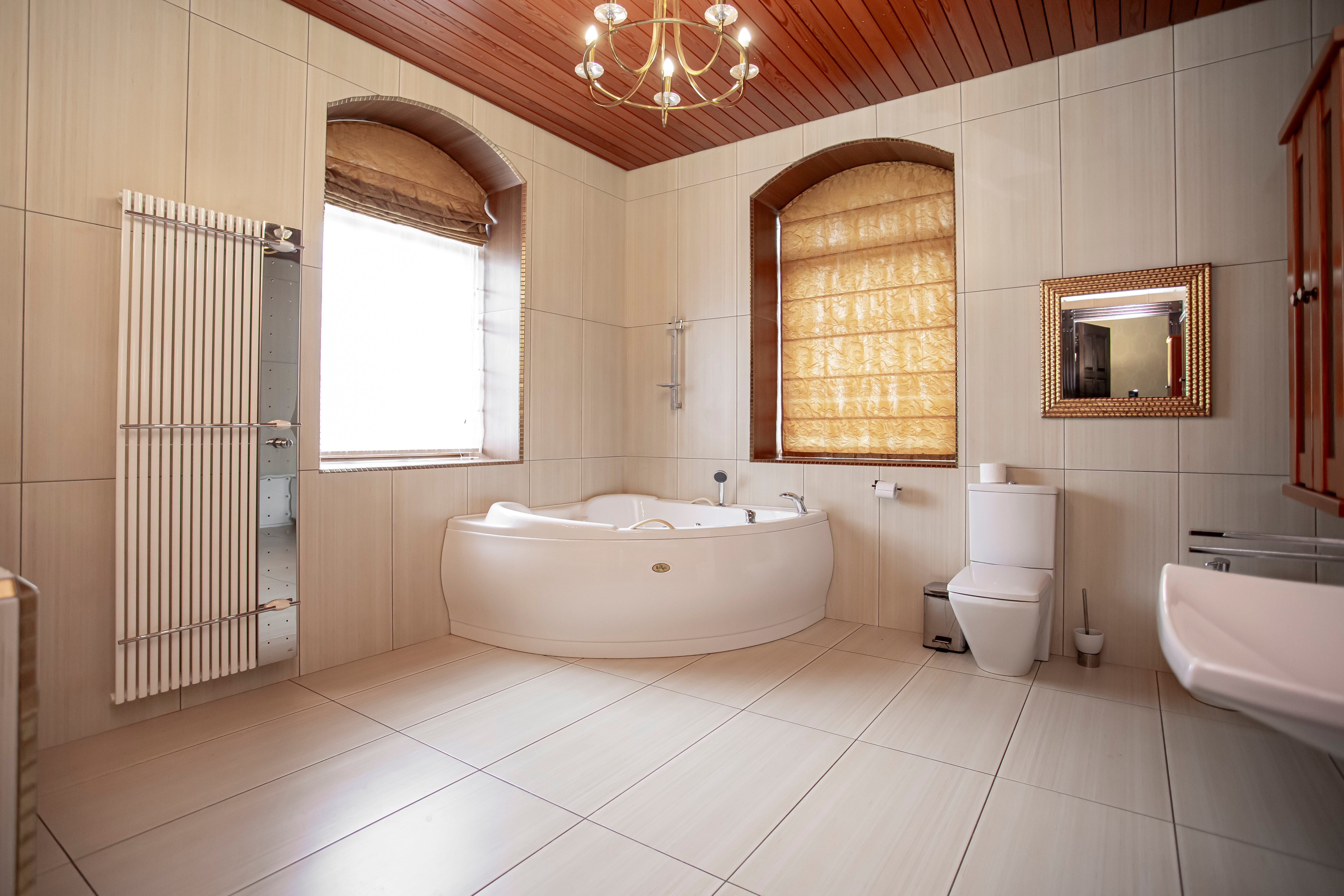 Светлая спальня с кроватью "king-size"