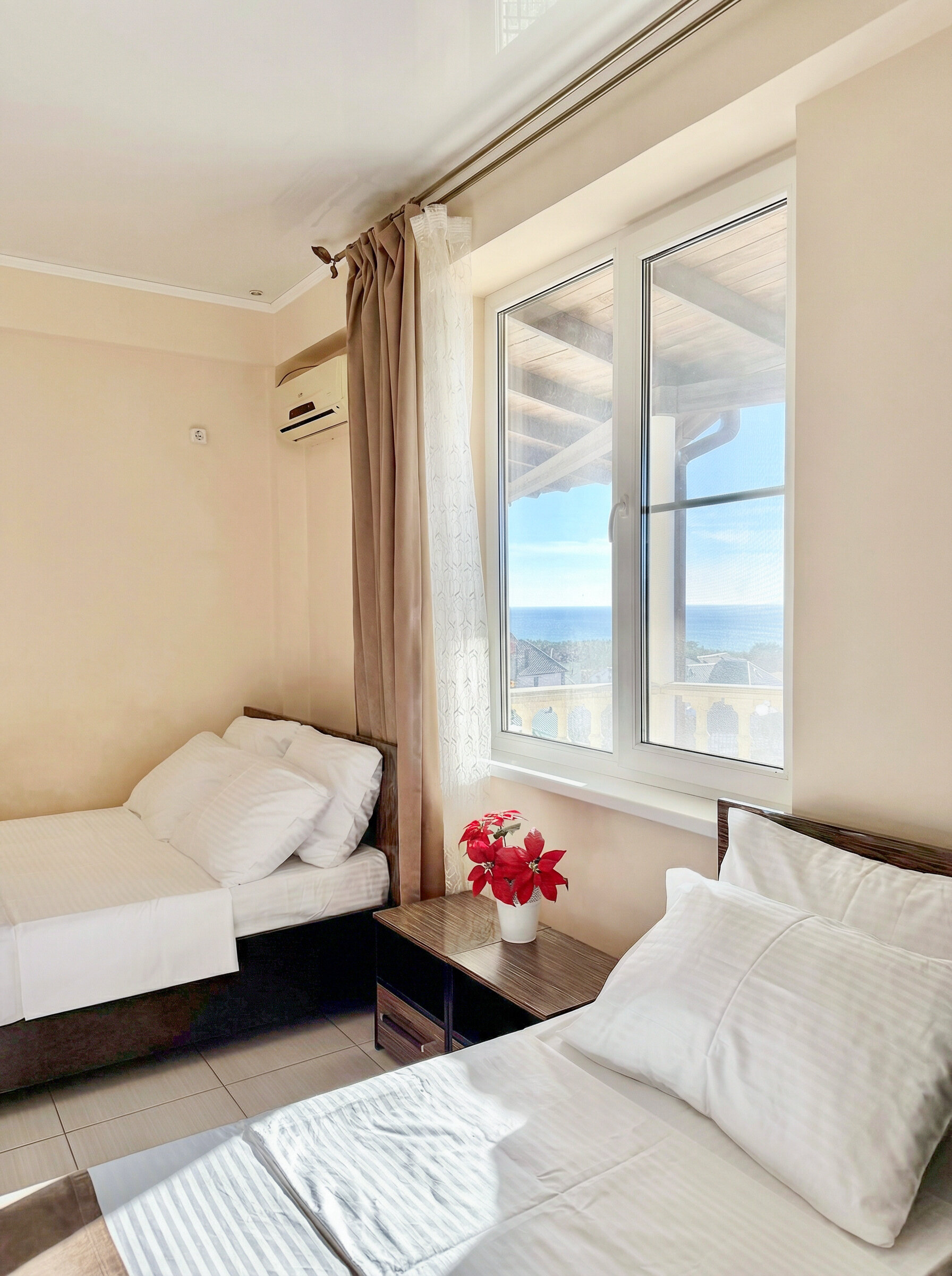 Улучшенный трехместный номер с видом на море