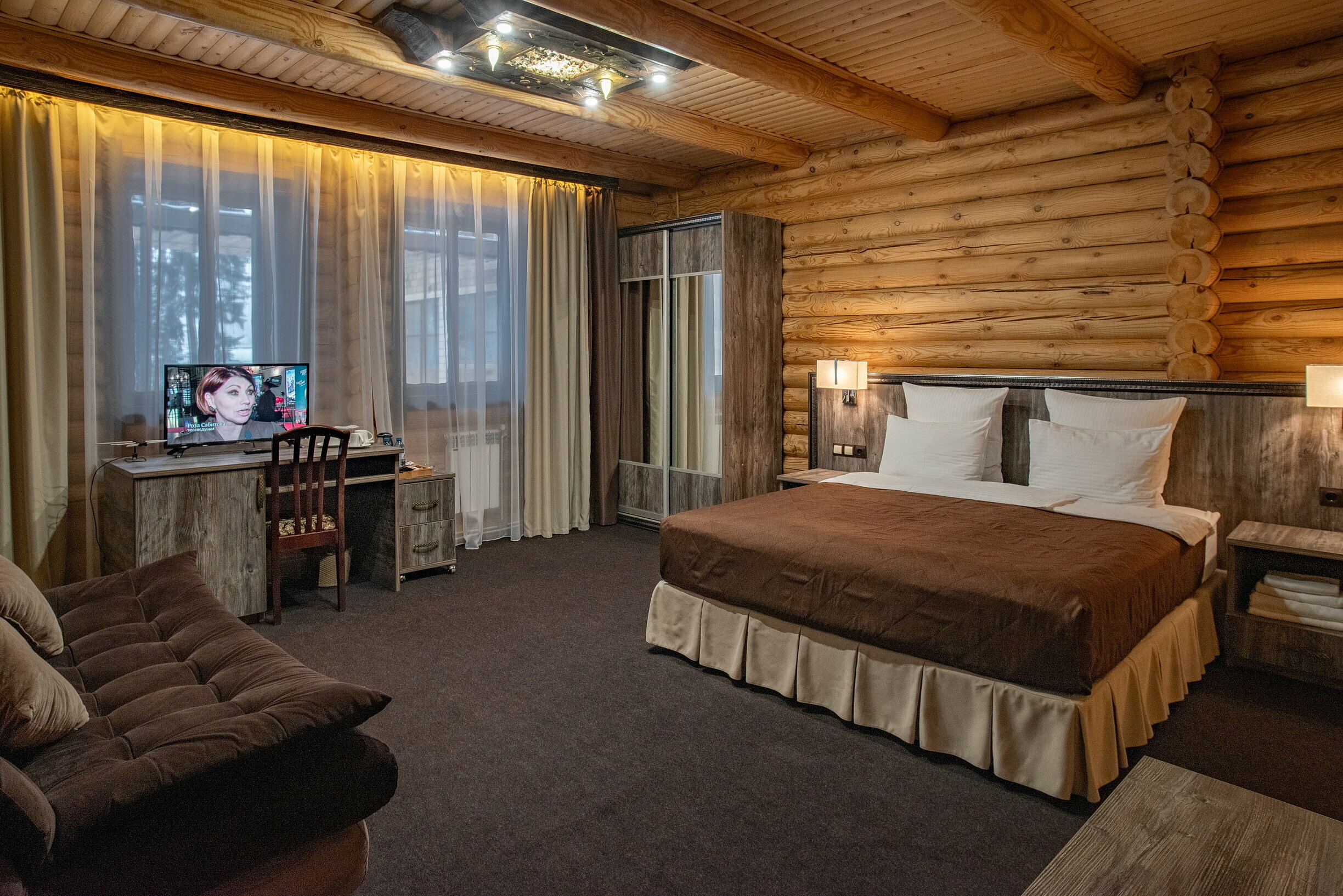 Делюкс-комфорт с двуспальной кроватью и диваном