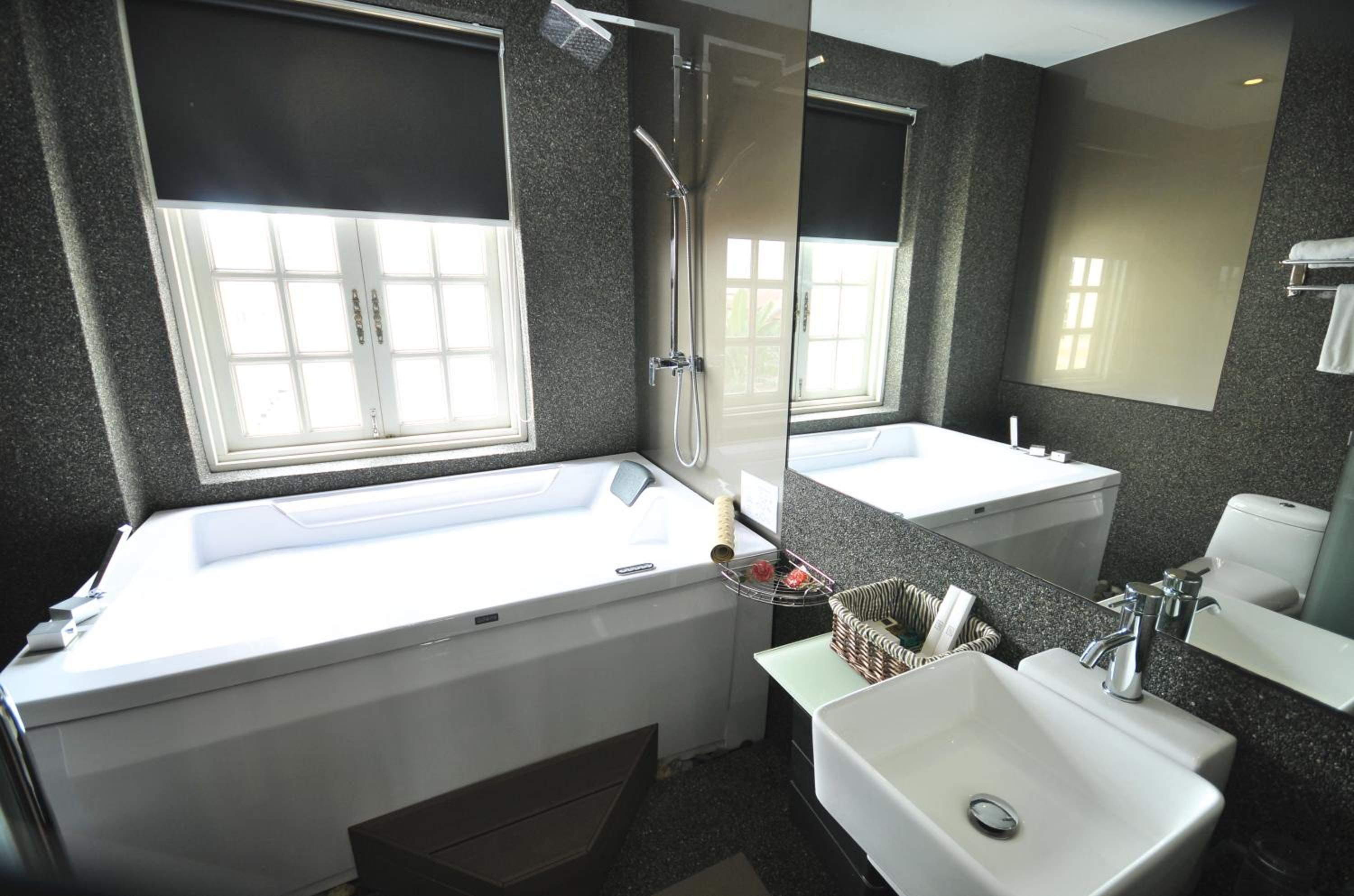 Deluxe Family Suite with Bathtub