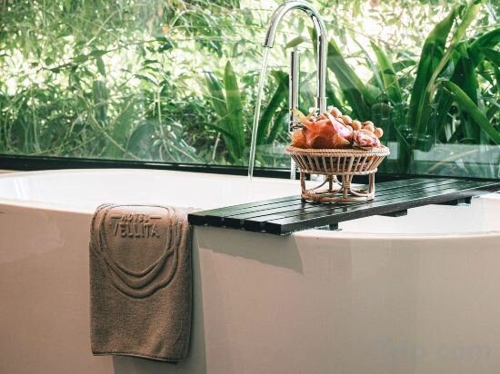 Vellita Deluxe Pool View With Bathtub