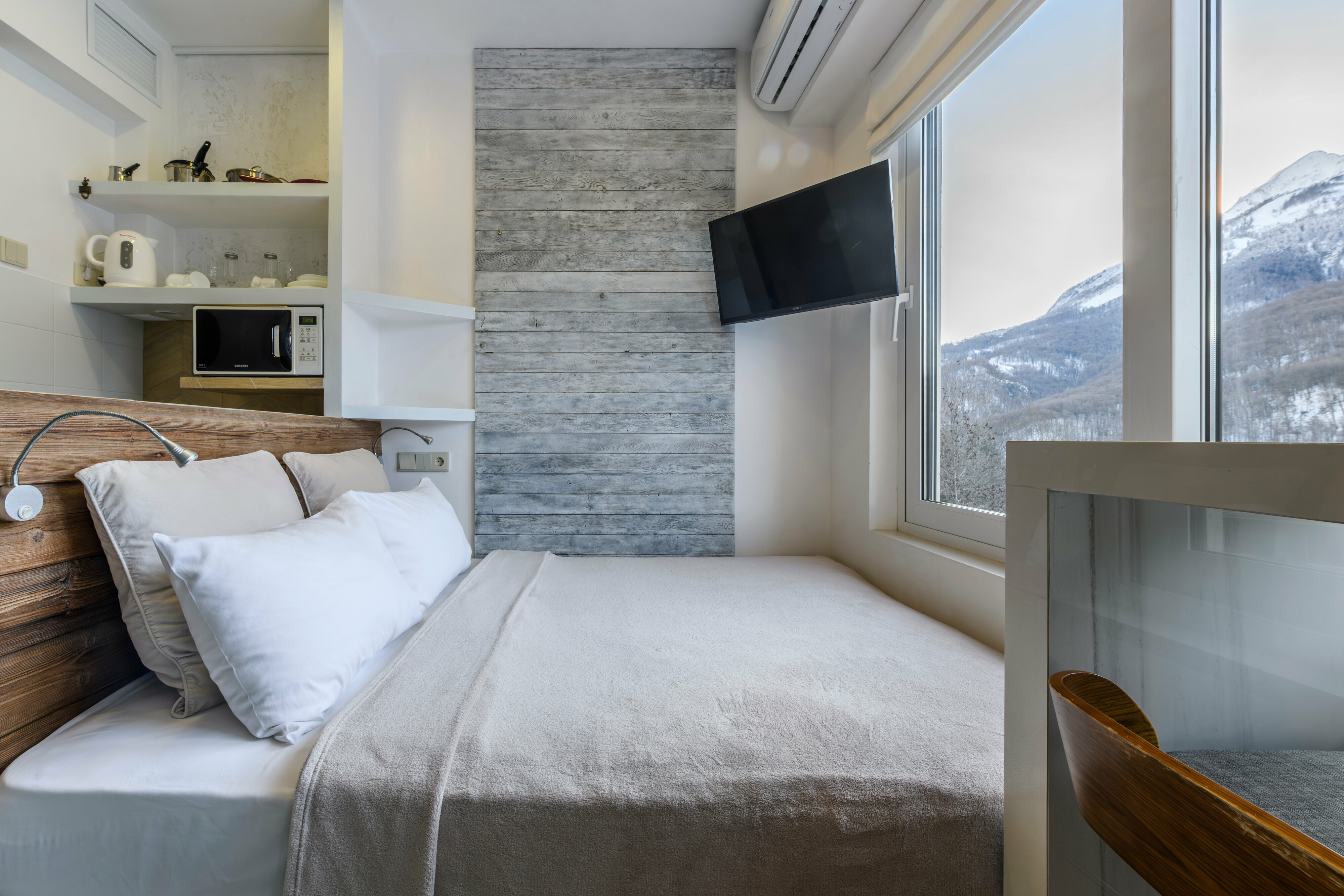 🏡ЛАЙТ ДЖЕМ ДИЗАЙН-СТУДИЯ | 28 м²| Гипнотический вид из кровати и умывальник у окна