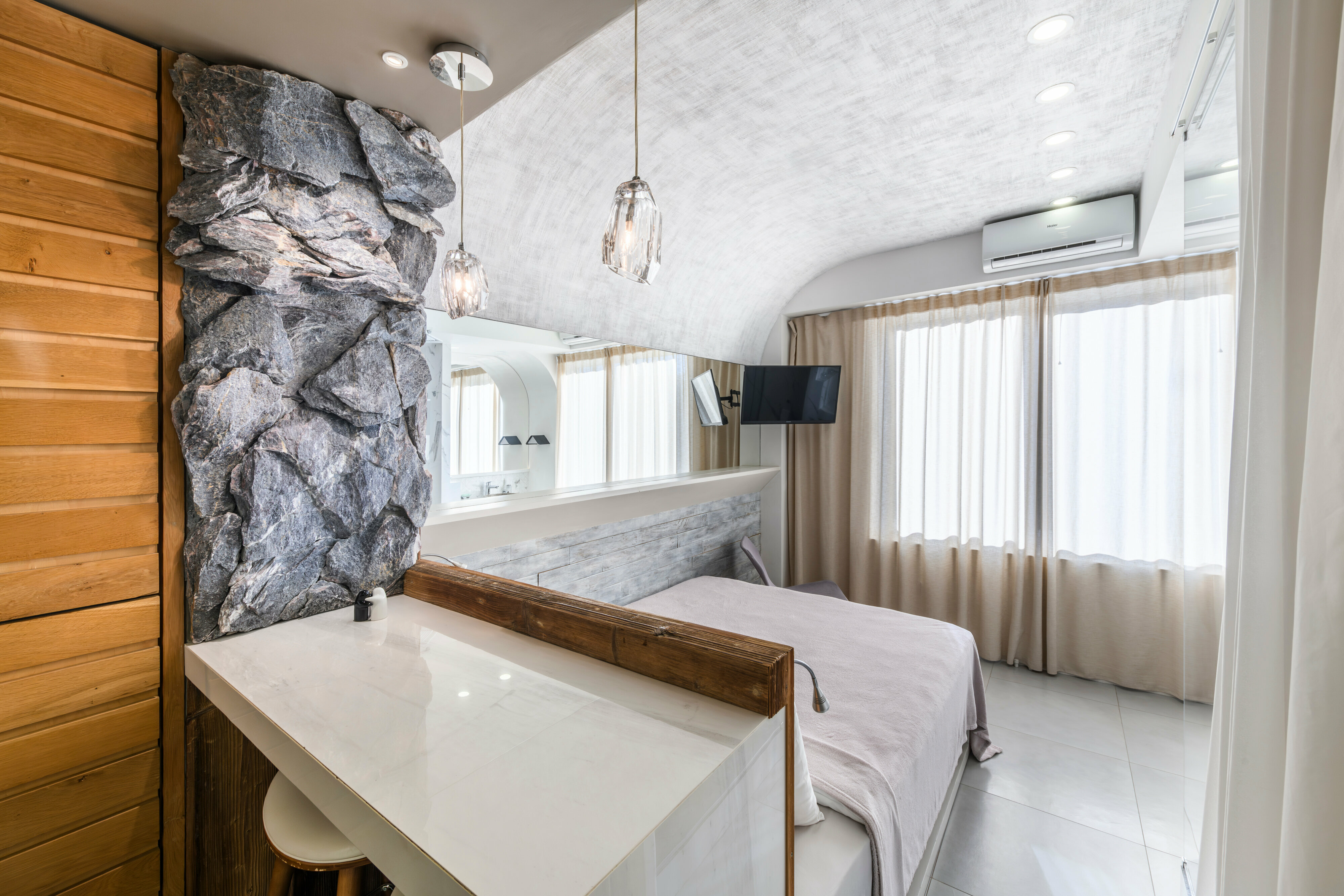 ЛАЙТ БЛЮ ДИЗАЙН-СТУДИЯ | 30 м² | 2 этаж Уют в стиле ростик с горным пейзажем!