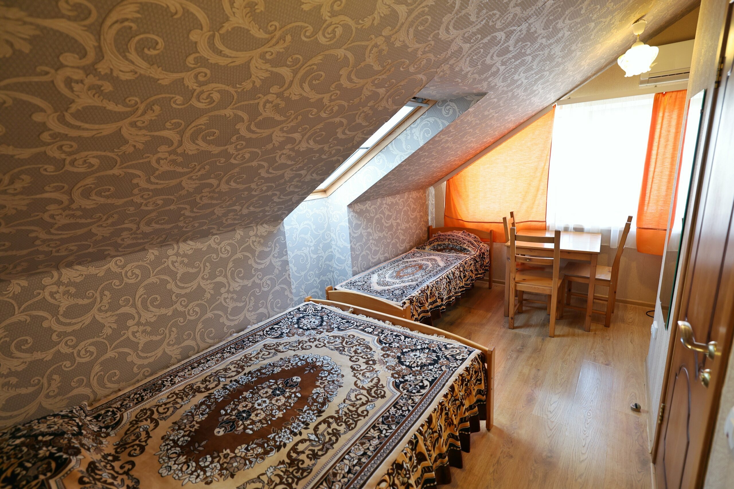 Трехместный номер без балкона с видом на горы