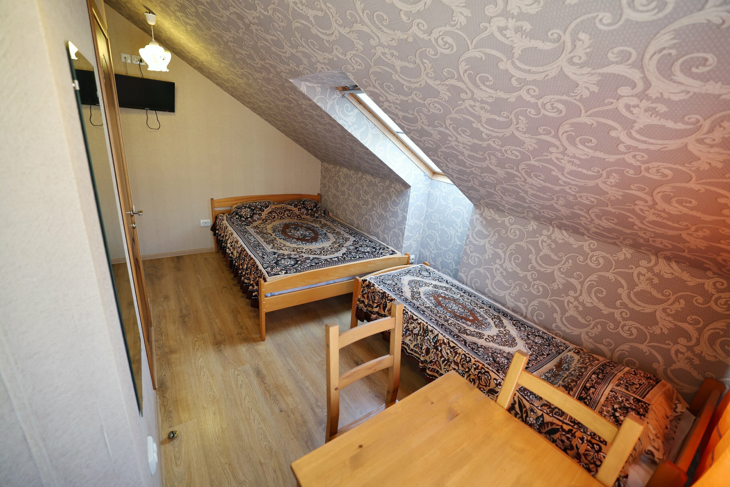 Трехместный номер без балкона с видом на горы