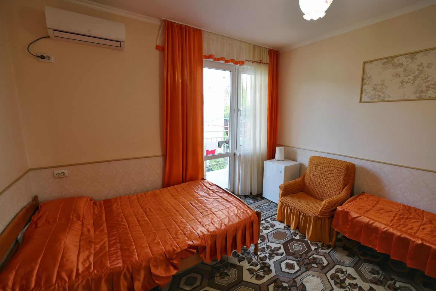 Трехместный номер с видом на горы