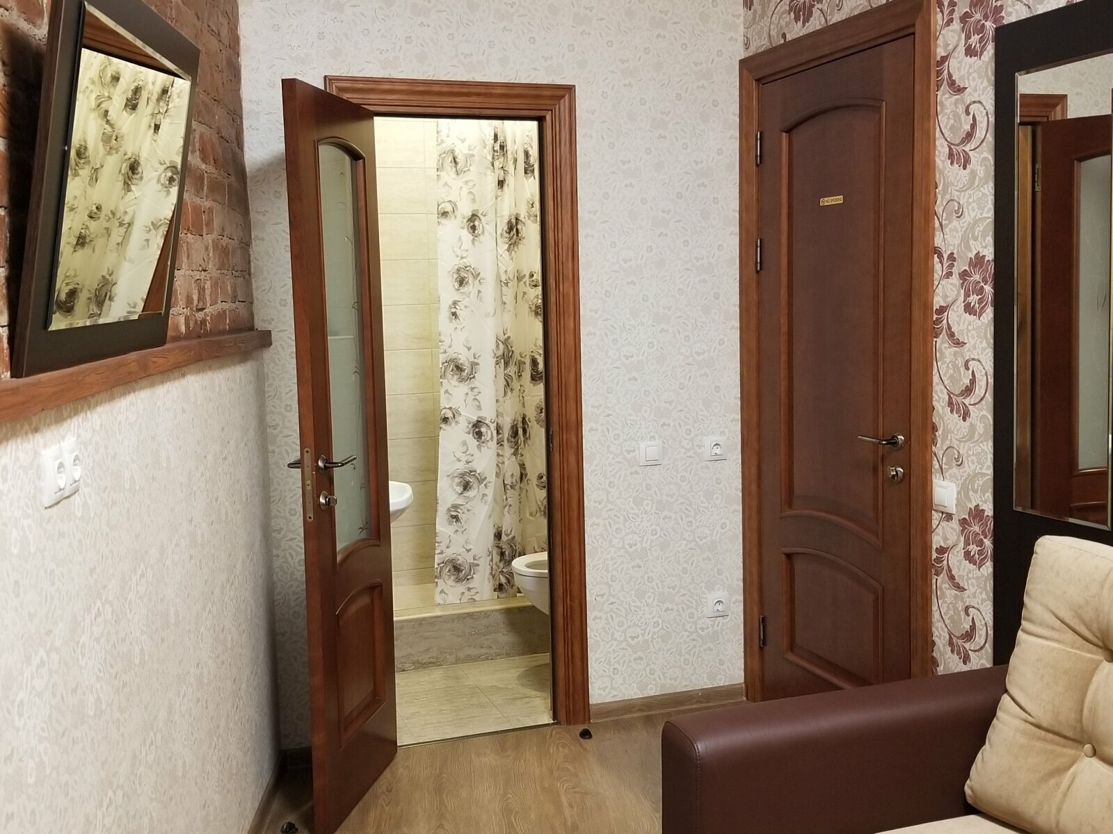 Двухместный номер с двуспальной кроватью и дополнительной кроватью