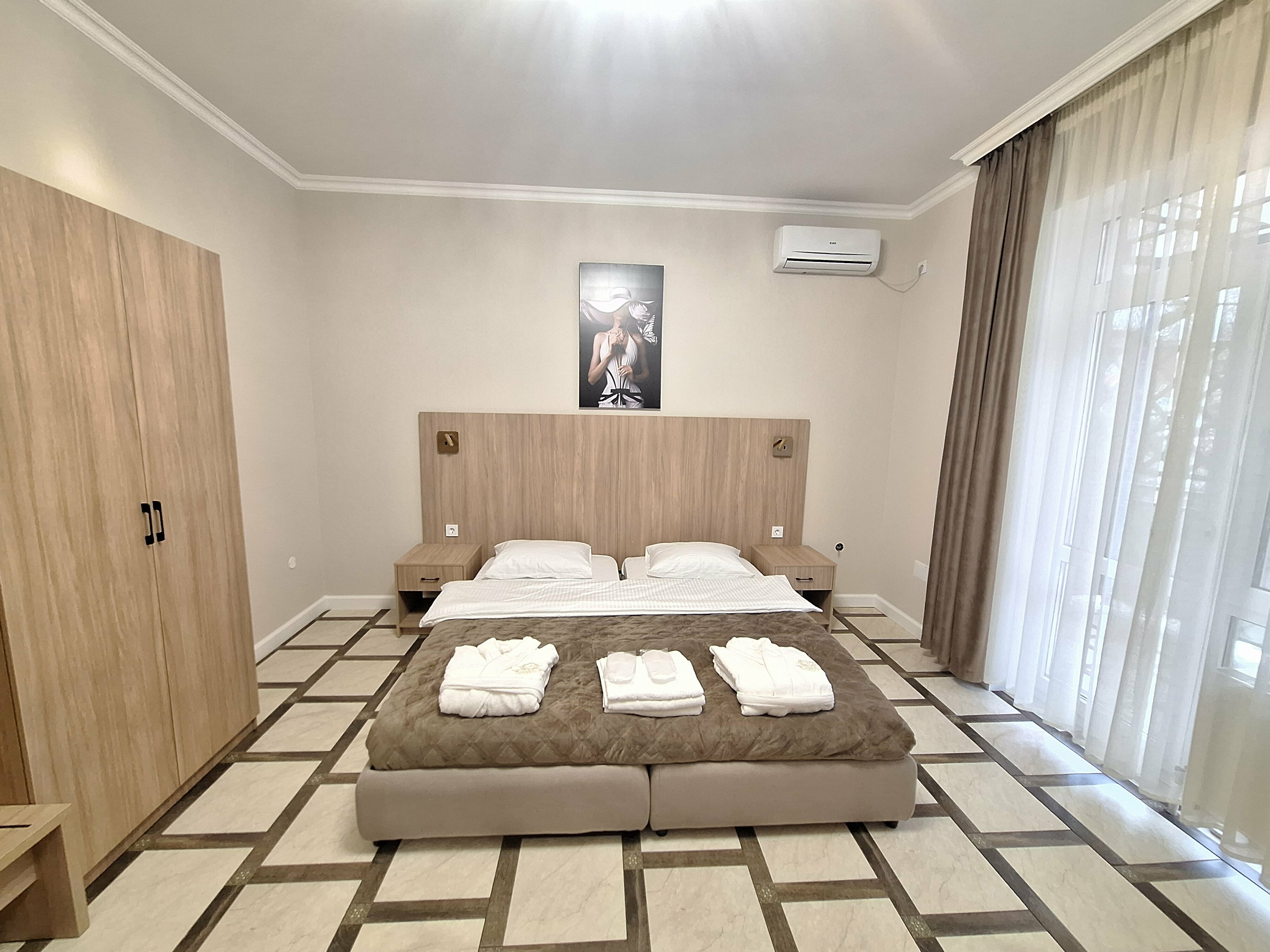 ПРЕМИУМ ЛЮКС «ШАНЕЛЬ»  С БОЛЬШОЙ ТЕРРАСОЙ ВИДОМ НА ГОРОД  И ГОРЫ  КРОВАТЯМИ TWIN/DBL