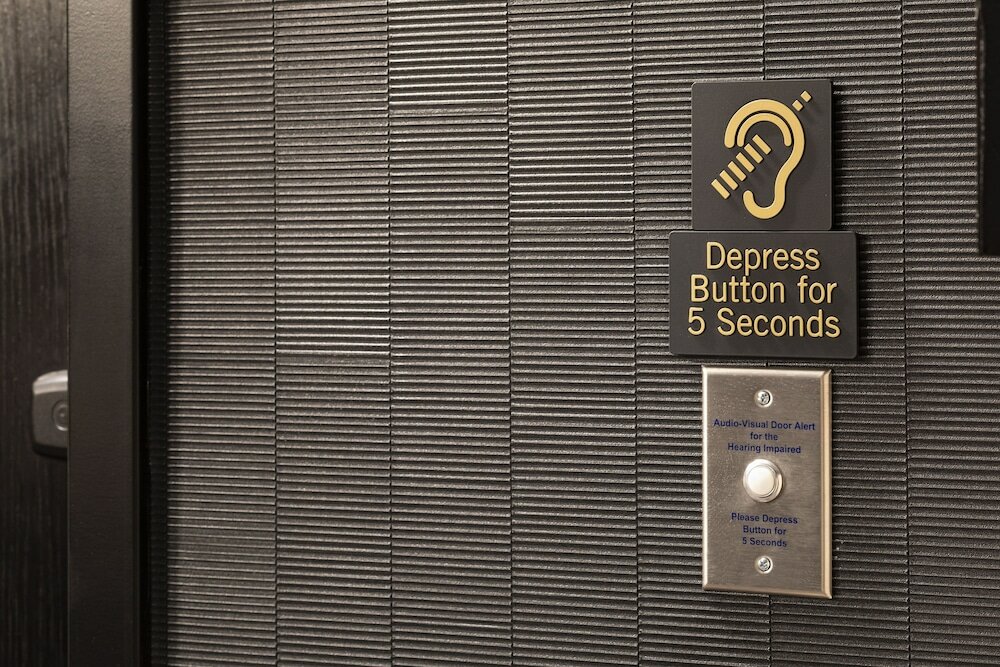 Room, 1 King Bed (Mobility/Hearing Access, Roll-In Shwr)