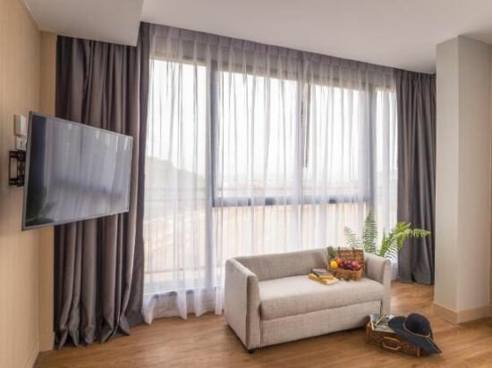 Deluxe Corner Room with Sea View