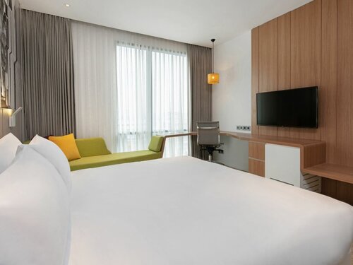 Стандартный номер с кроватью «king-size» и видом на город в Holiday Inn & Suites Saigon Airport