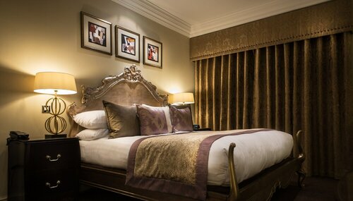 Feature Room в Nutfield Priory Hotel And SPA