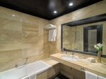 Classic Barcelona with extra bed в H10 Marina Barcelona