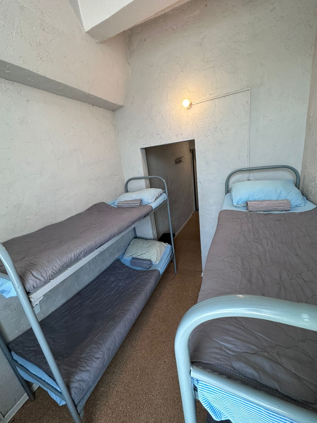 Общий номер для мужчин с 6 кроватями