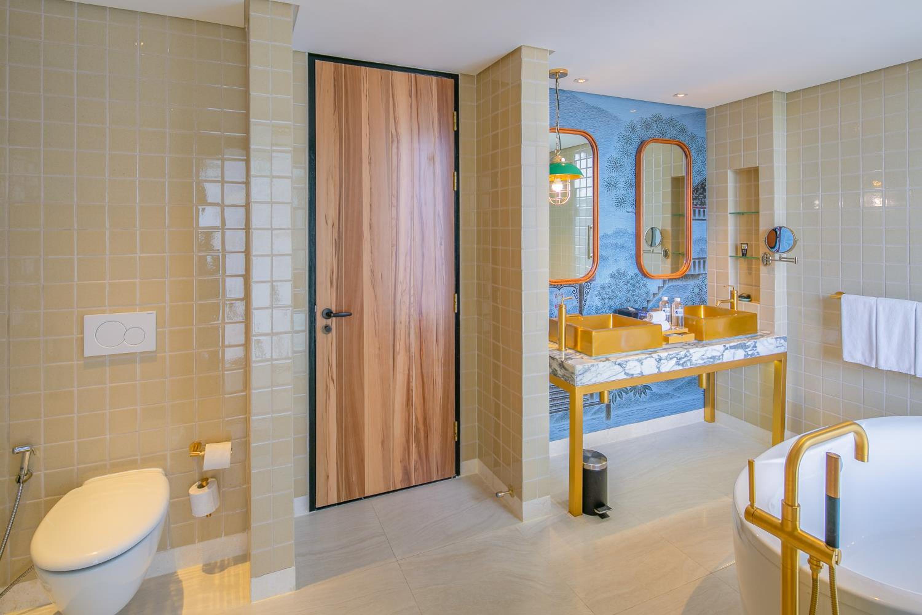 King Premium Garden View Corner Balcony