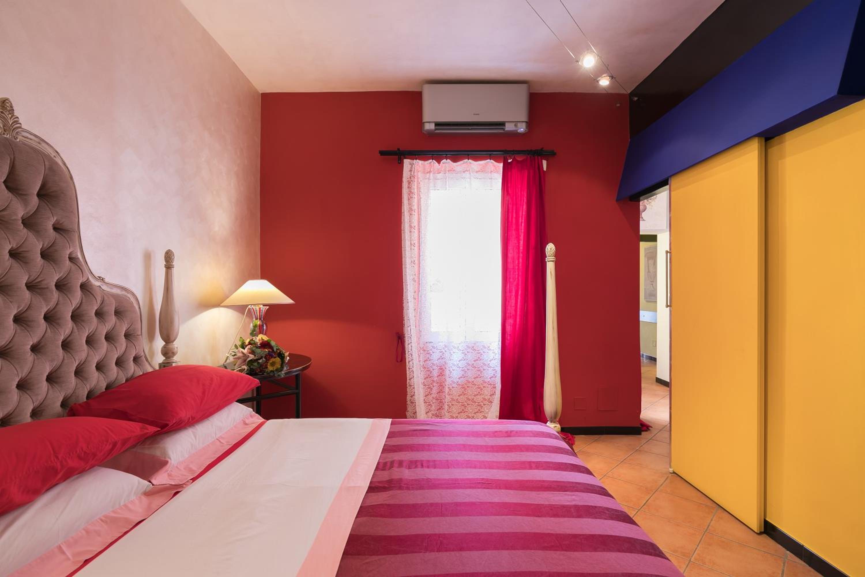 Deluxe One-Bedroom Apartment with Balcony 