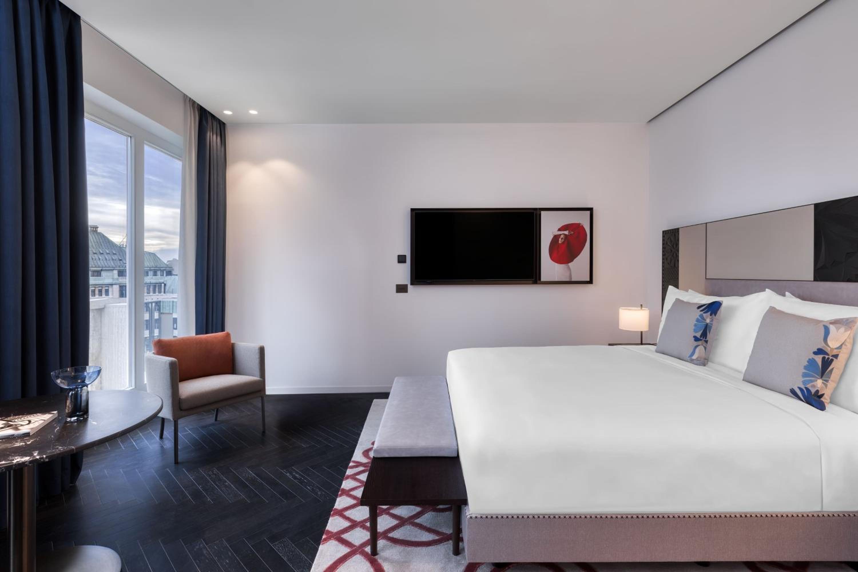 Superior Contemporary King Room with Street View