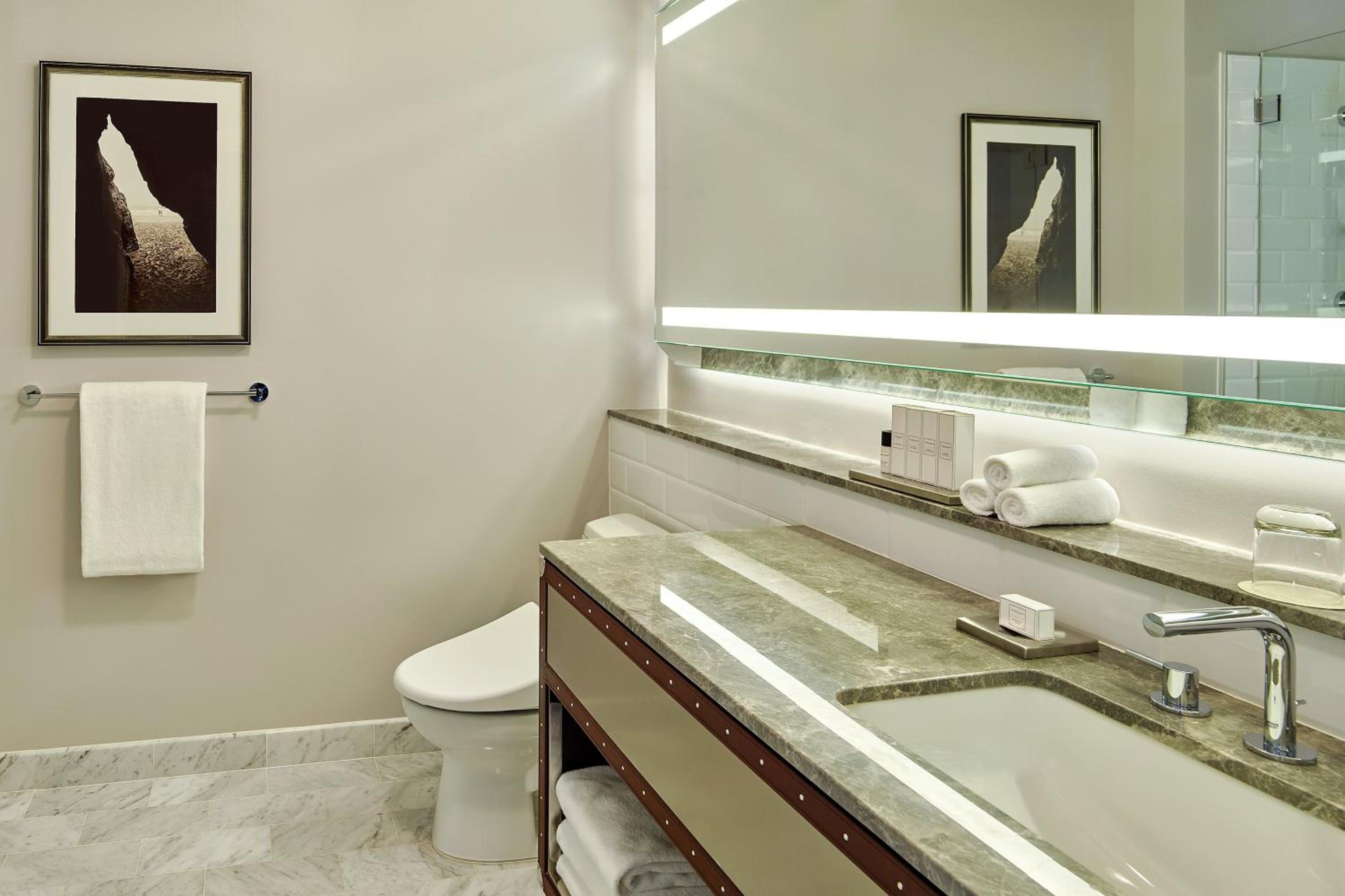 Deluxe King Room - Hearing Accessible