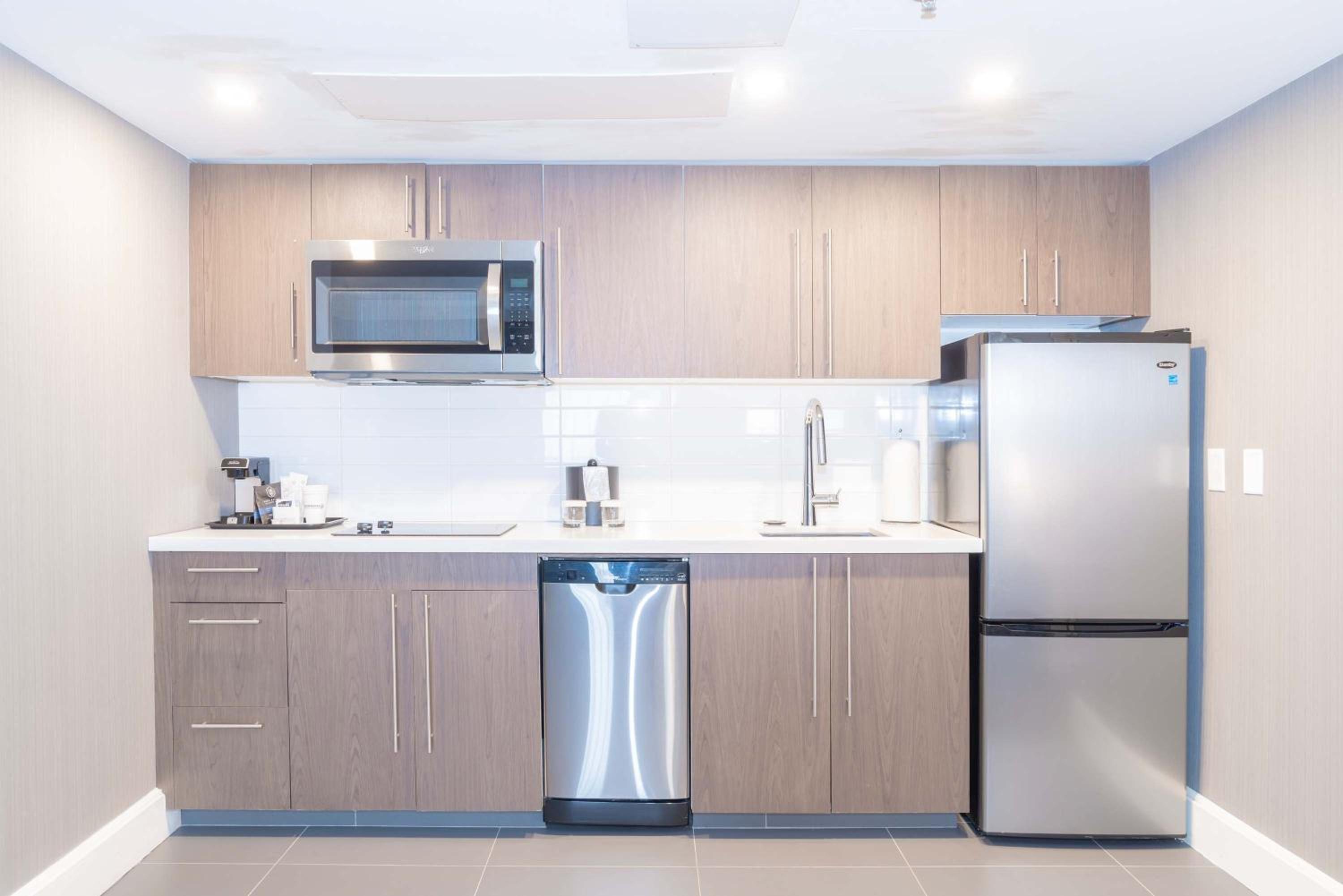 Jacuzzi Suite, 1 King Bed, Sofa Bed