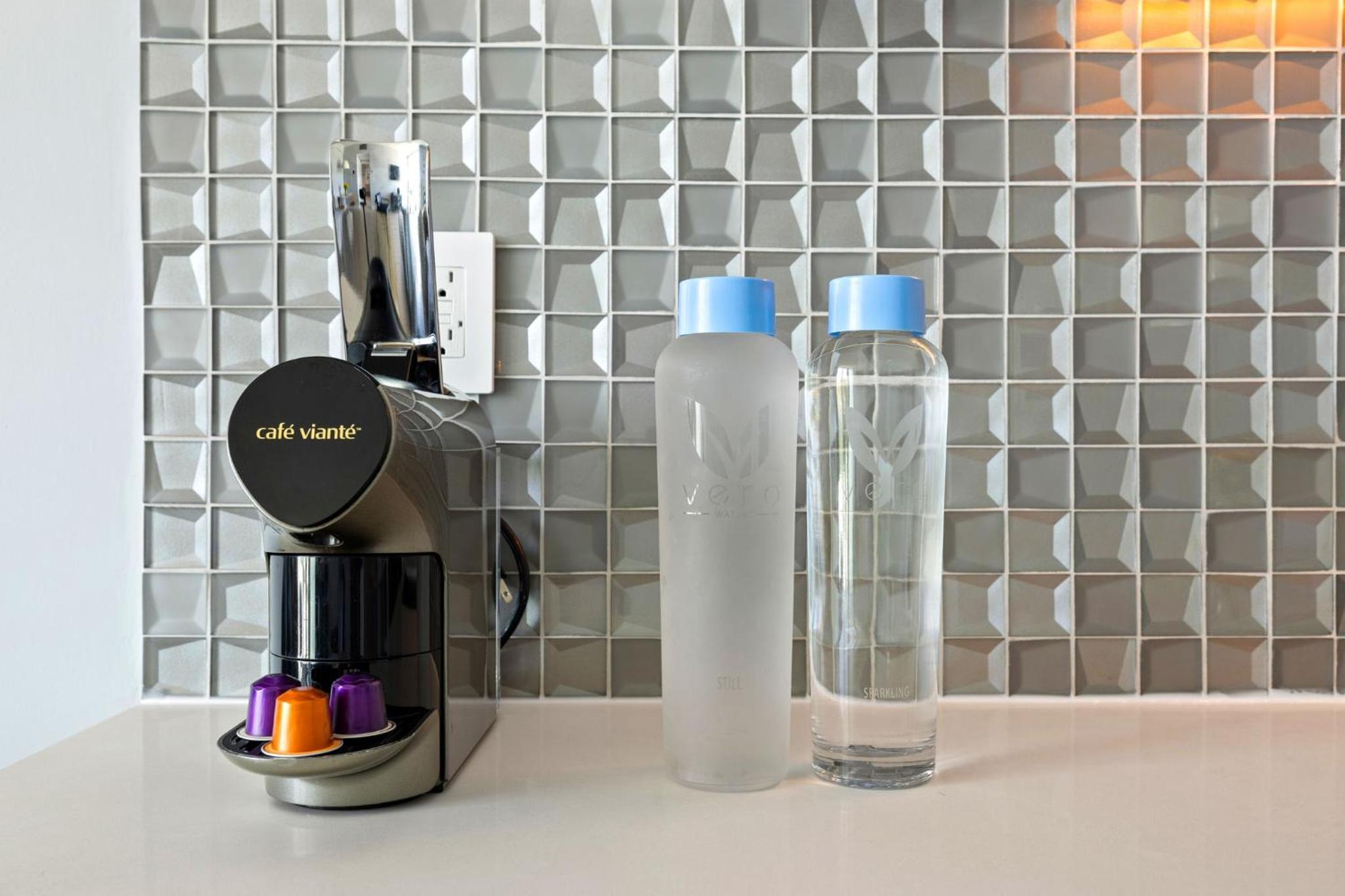 Signature King One Bedroom Suite - with Kitchenette and Balcony