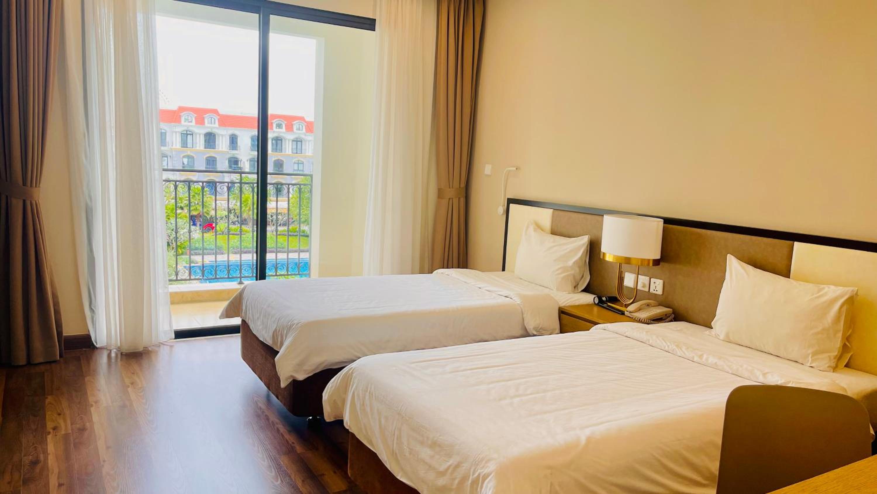 Standard Twin Pool View