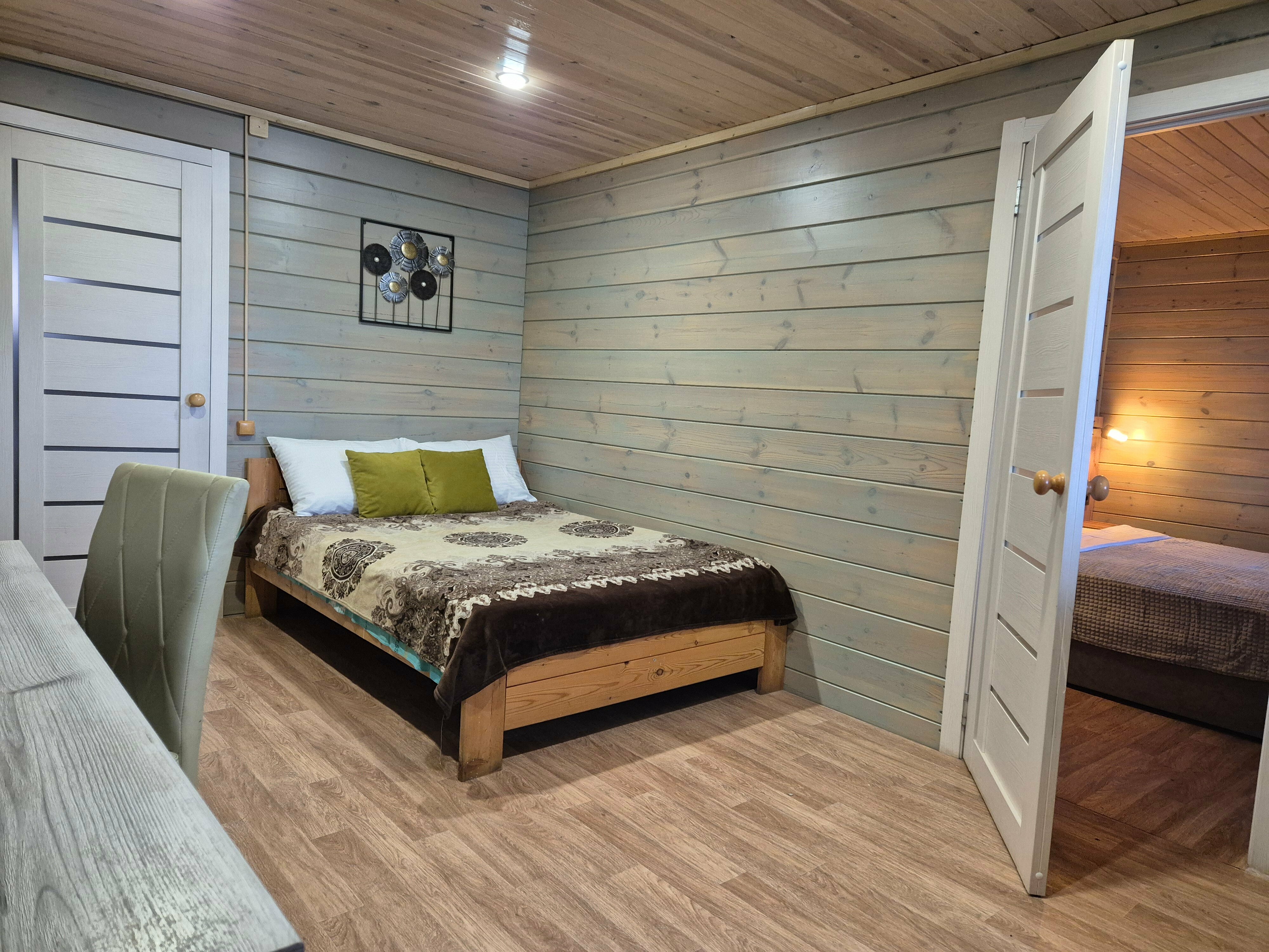 Полулюкс №1 с двумя комнатами и двумя двуспальными кроватями