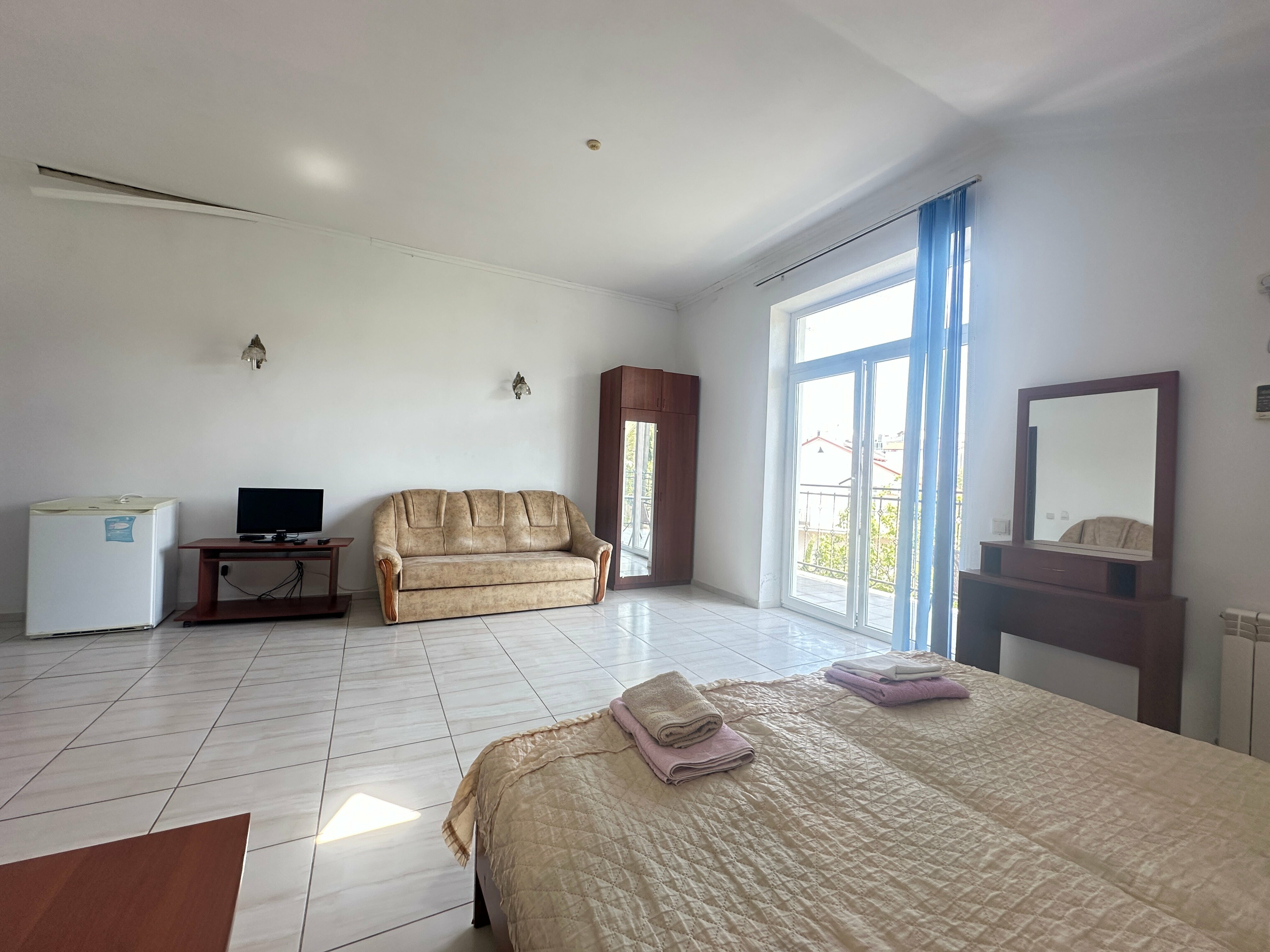 Трехместный номер с балконом