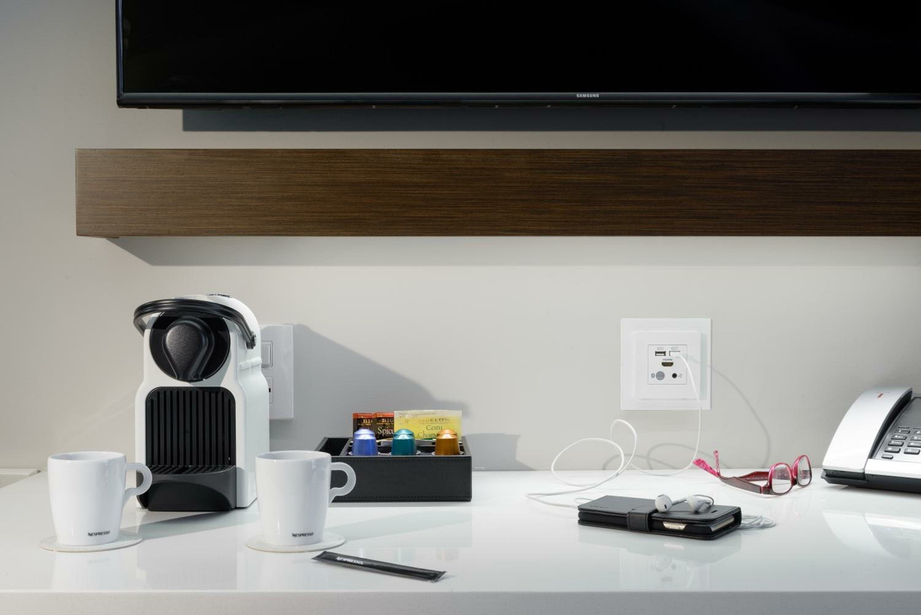 Park Plaza King Studio with Sofa Bed ADA Hearing/Visual