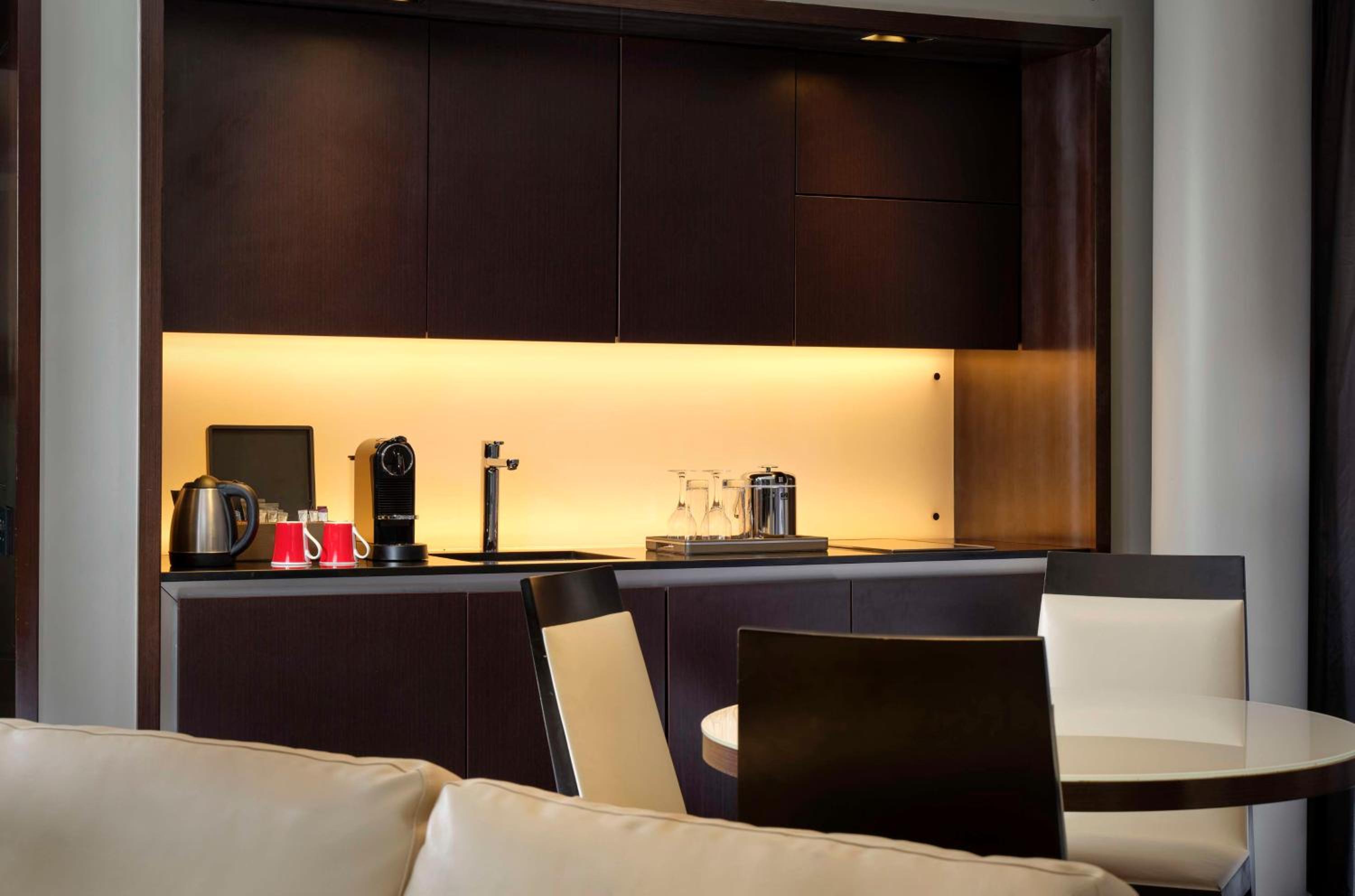 One-Bedroom Family Suite with Big Ben View