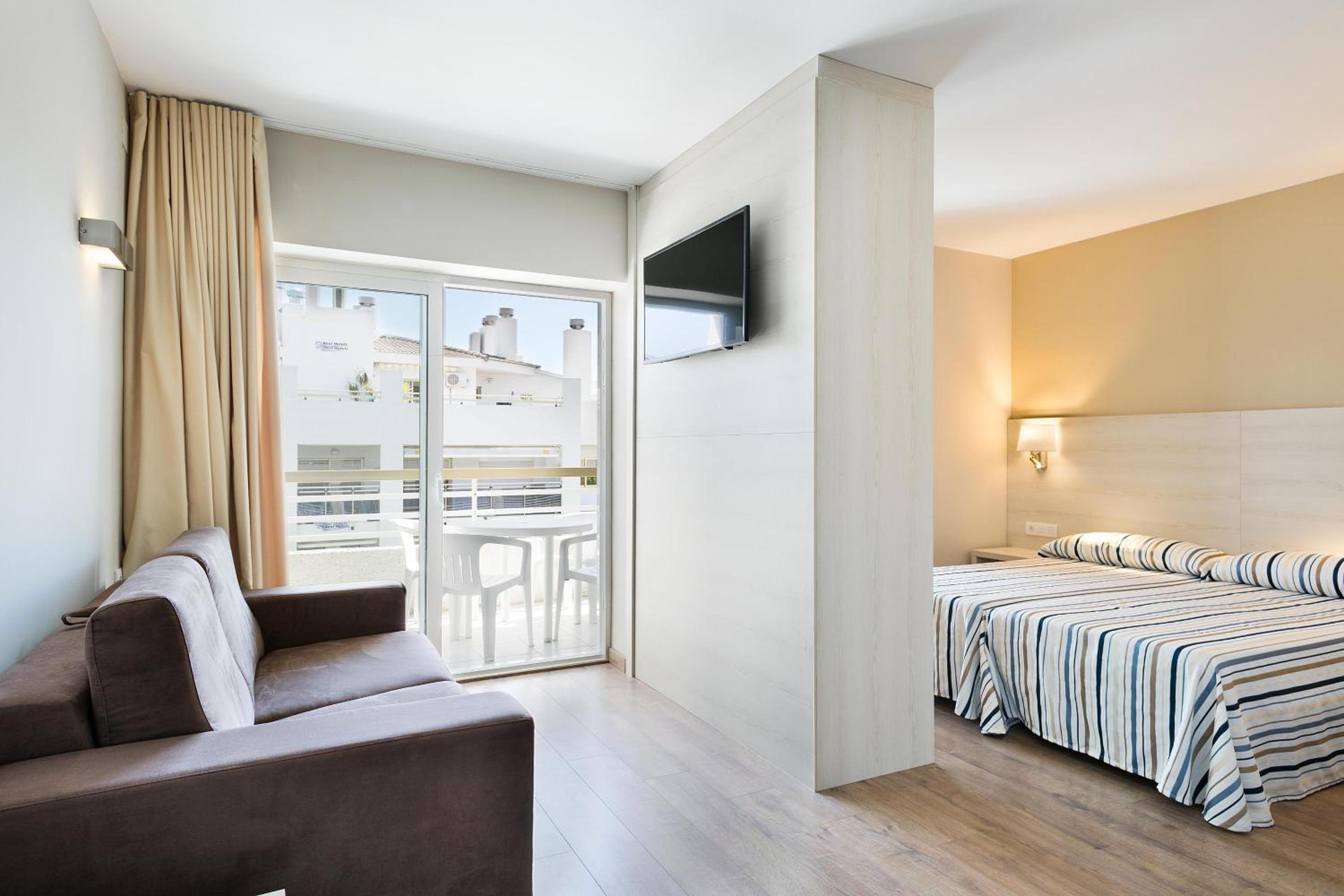 Studio (2 Adults + 1 Child)