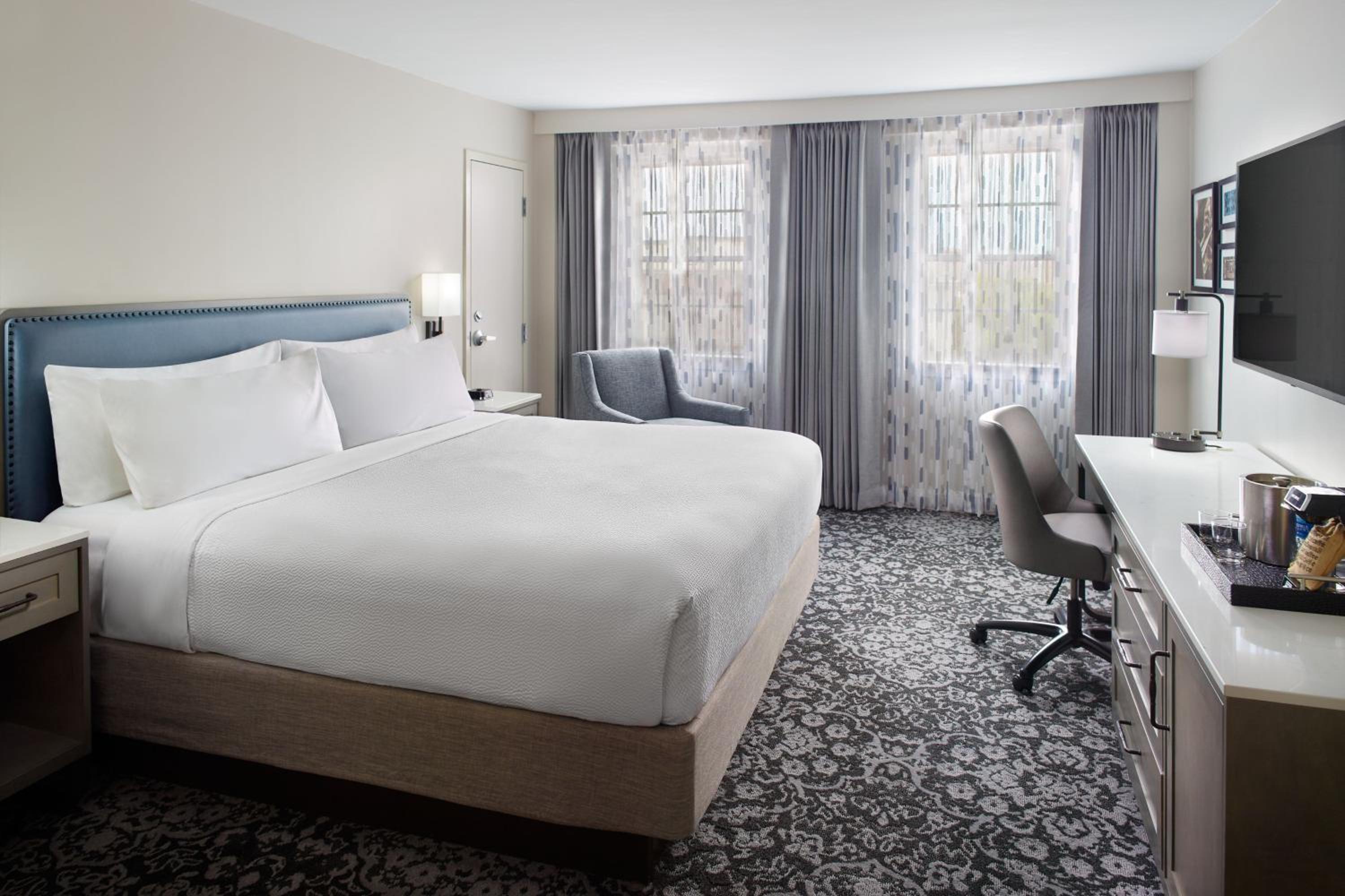 King Room with Adapted Tub - Mobility Accessible