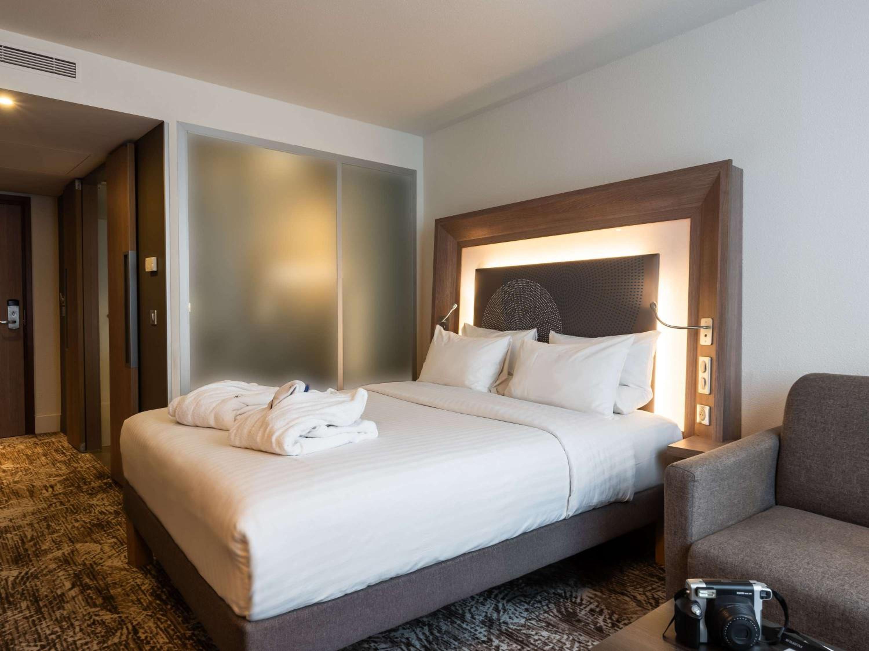 Executive Triple Room with Queen Size Bed and Single Sofa Bed 