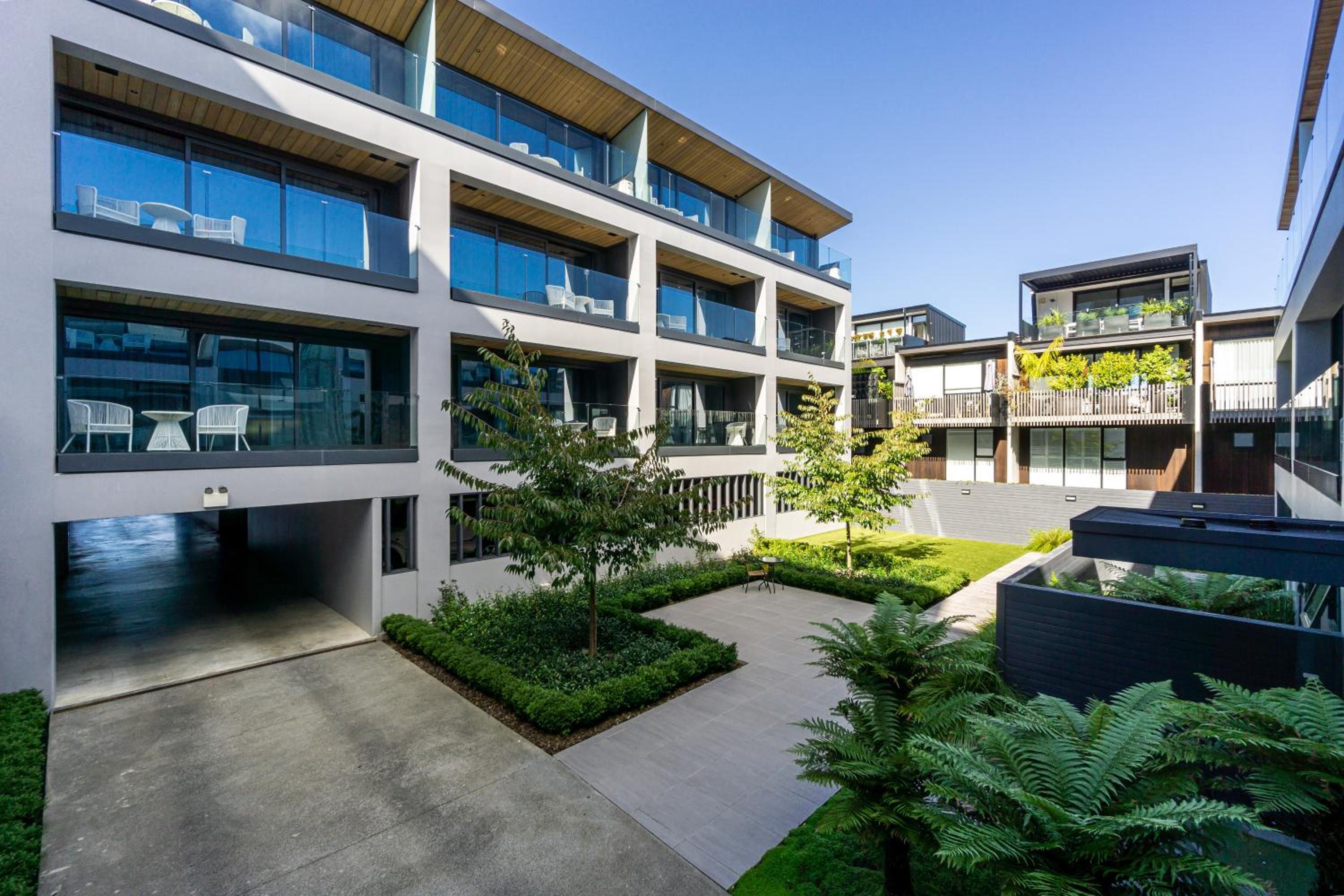 OPEN-PLAN TWIN SINGLE APARTMENT