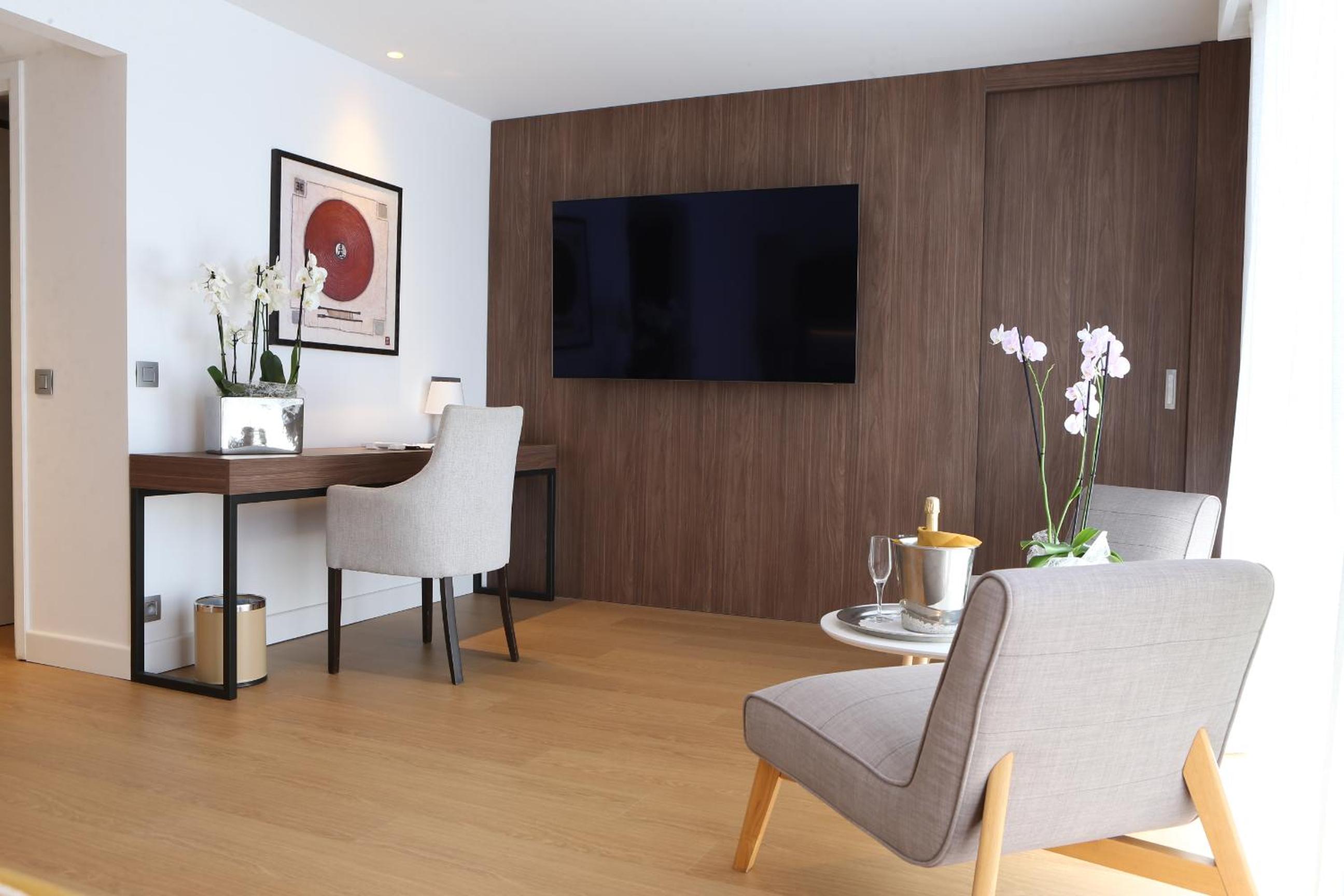 Junior Suite with City View