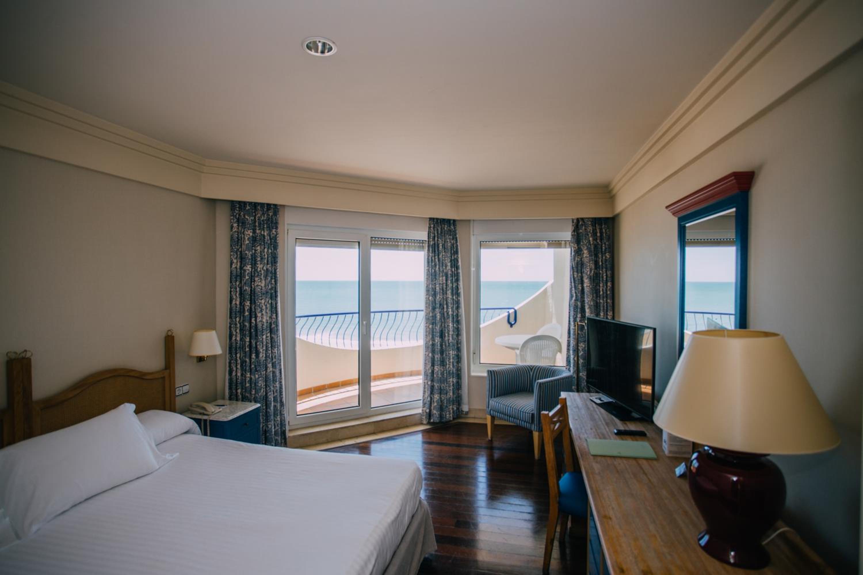 Double or Twin Room with Front Sea View