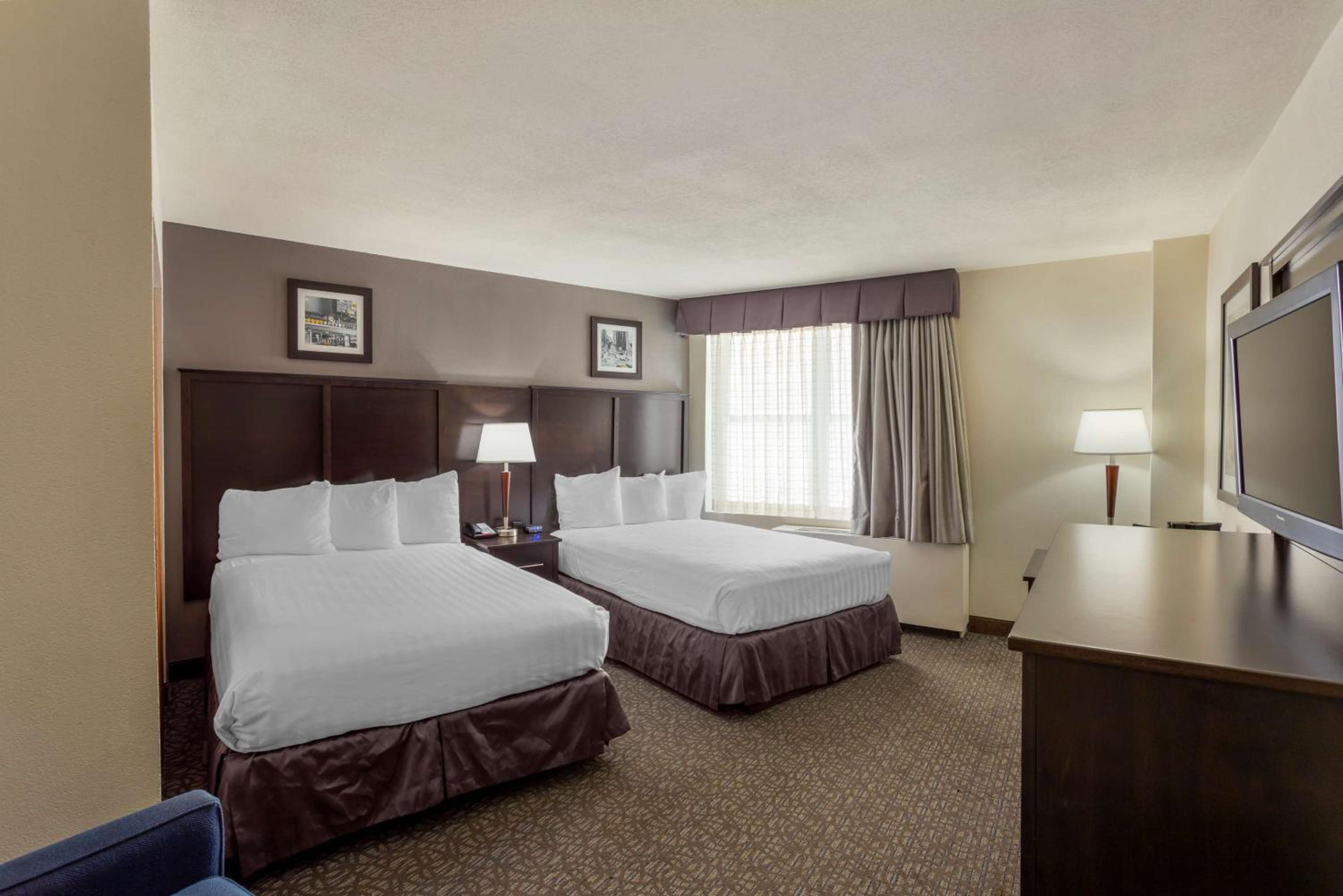 Double Room With Two Double Beds - Roll-In Shower