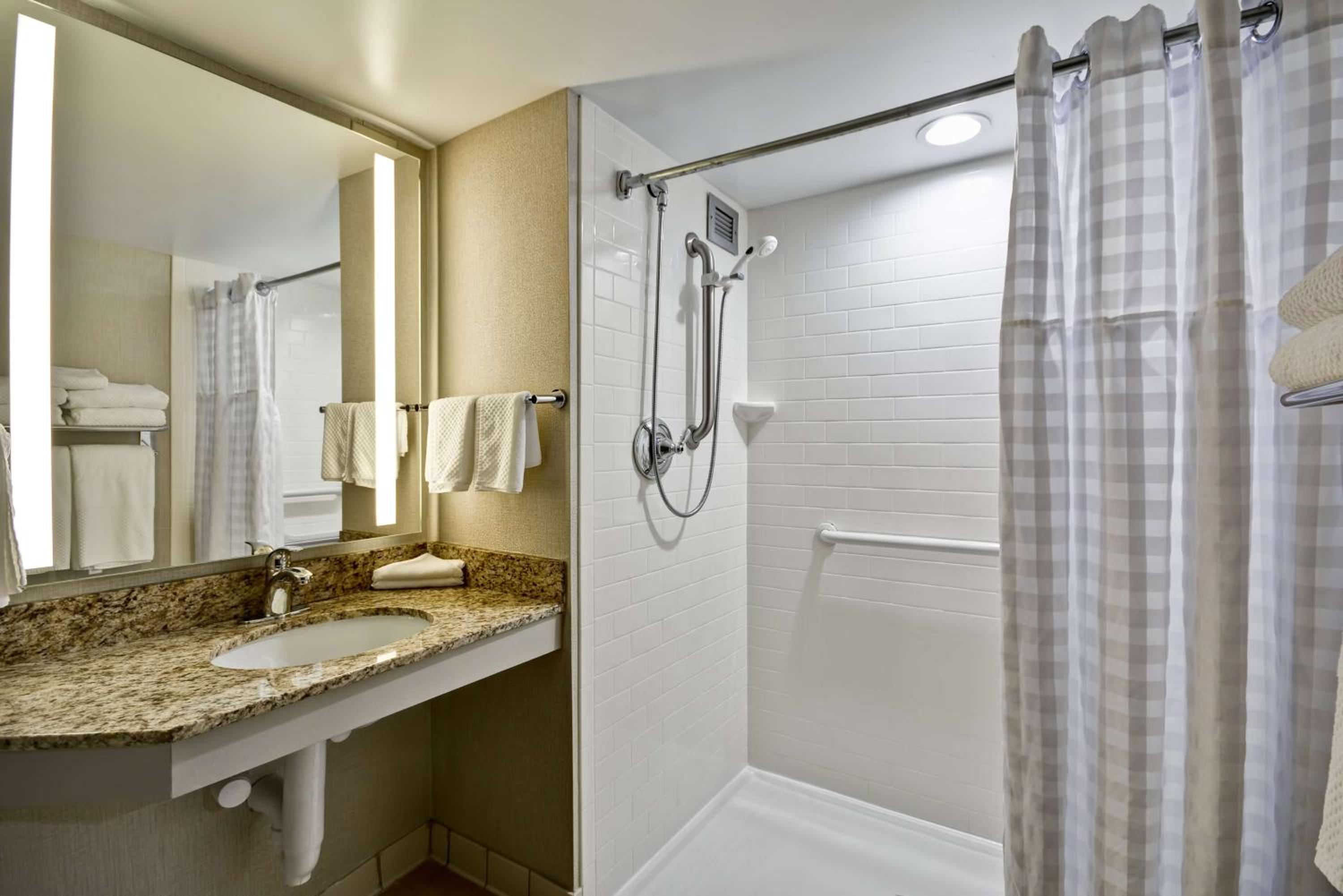 King Suite with Accessible Tub - Mobility and Hearing Access/Non-Smoking