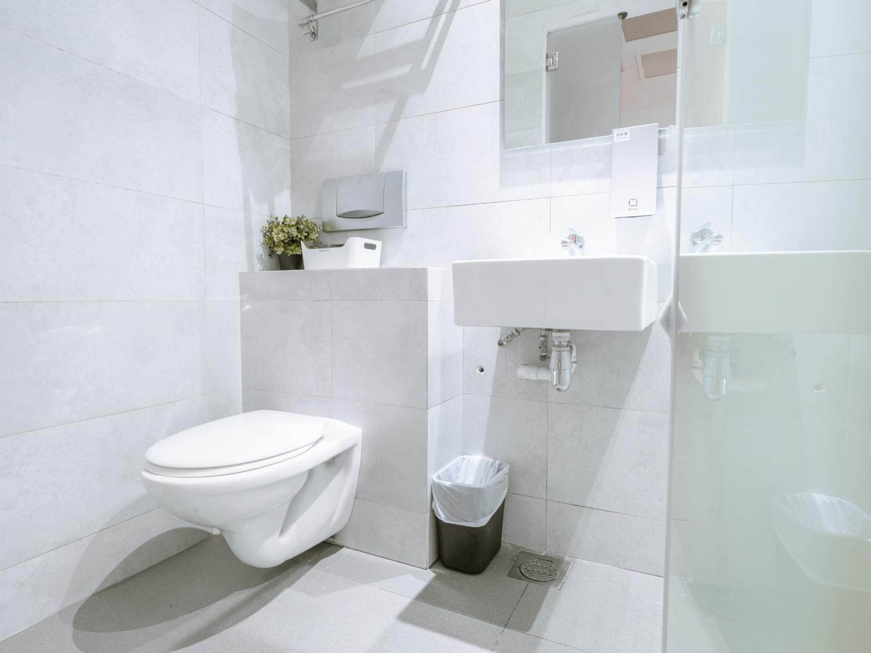 Superior Twin, No Window